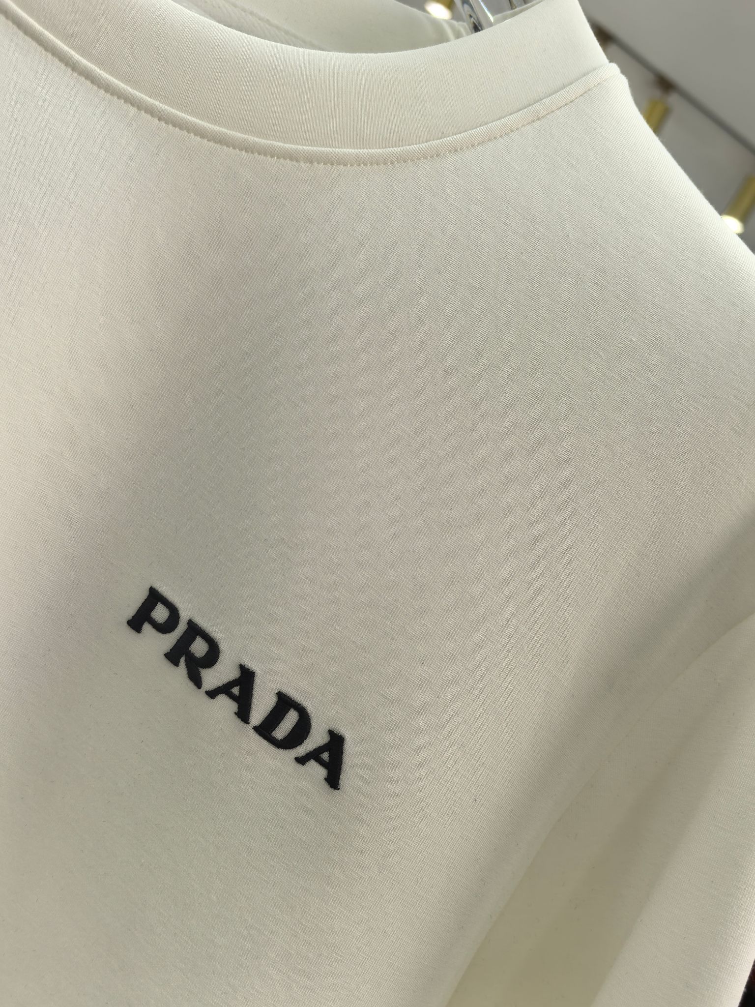普拉达 2025秋冬专柜新款 时尚休闲打底衫长袖T恤，精选进口高密度双面拉架棉面料，精致原版logo打造