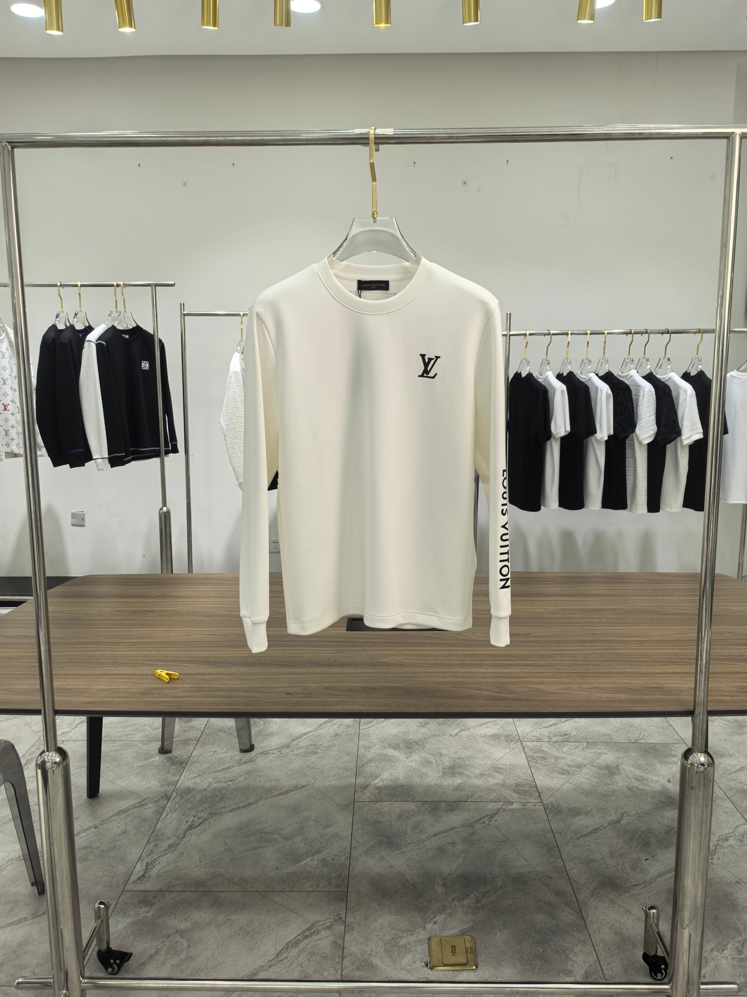 LV 2025秋冬专柜新款 时尚休闲打底衫长袖T恤，精选进口高密度双面拉架棉面料，精致原版logo打造，