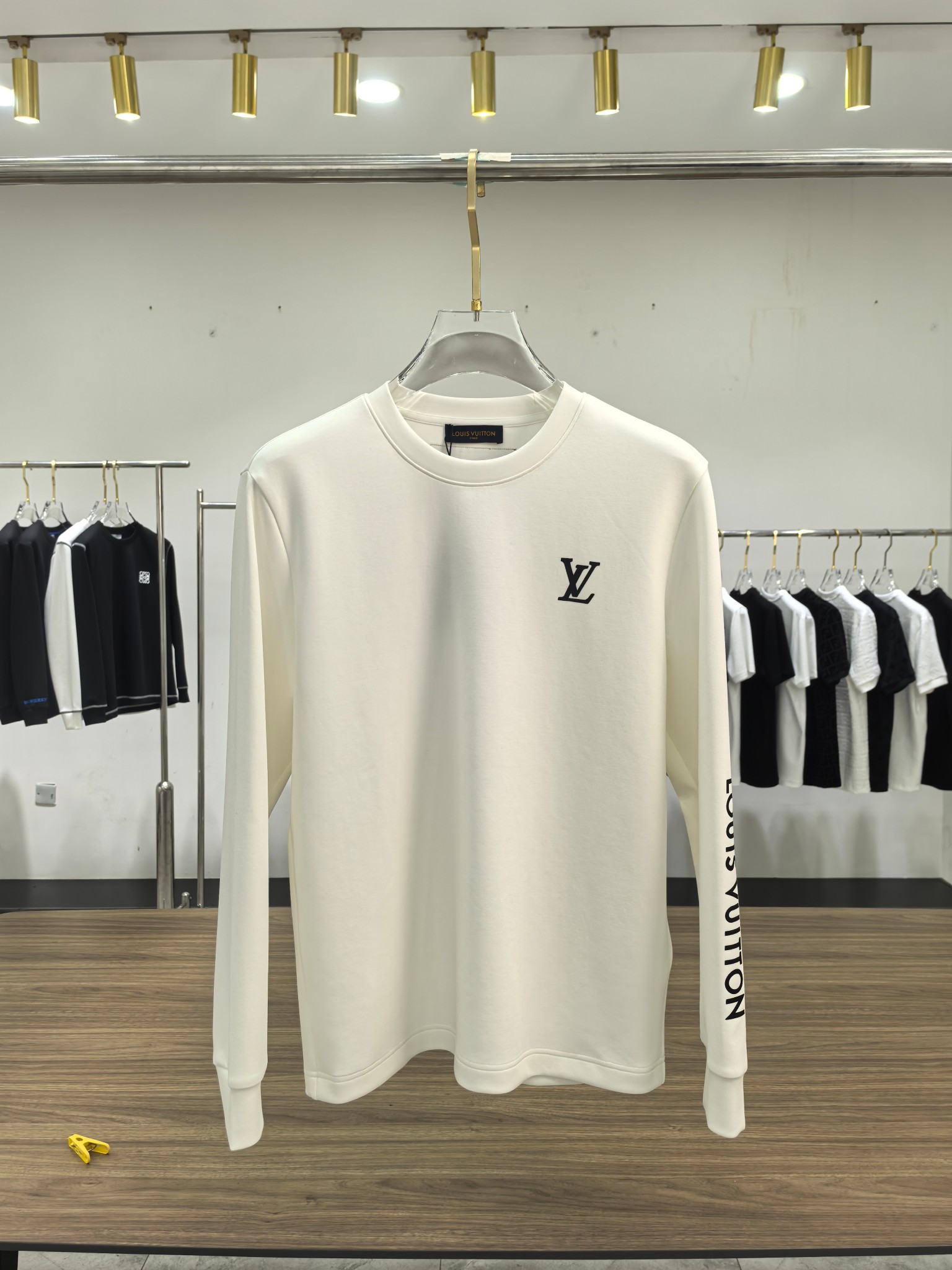 LV 2025秋冬专柜新款 时尚休闲打底衫长袖T恤，精选进口高密度双面拉架棉面料，精致原版logo打造，