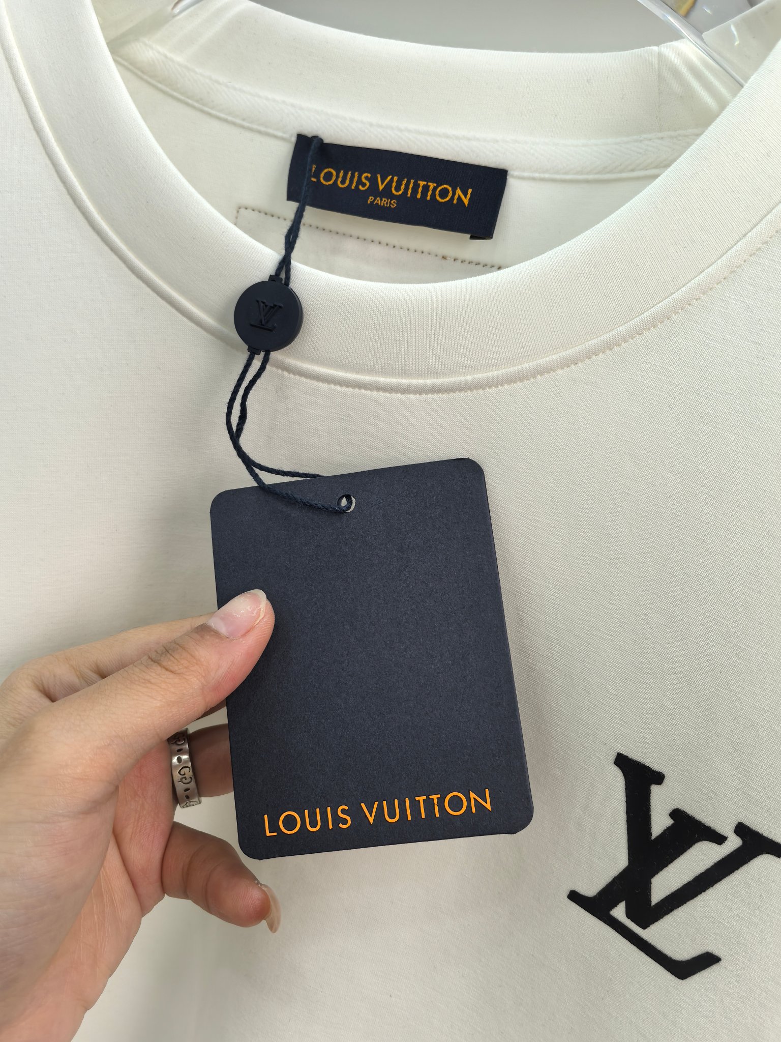 LV 2025秋冬专柜新款 时尚休闲打底衫长袖T恤，精选进口高密度双面拉架棉面料，精致原版logo打造，