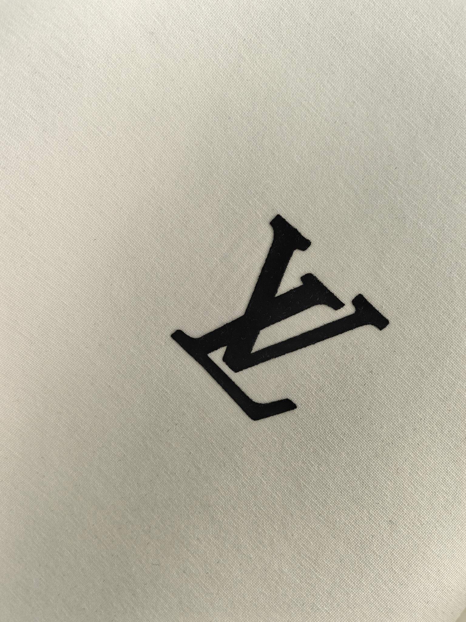 LV 2025秋冬专柜新款 时尚休闲打底衫长袖T恤，精选进口高密度双面拉架棉面料，精致原版logo打造，