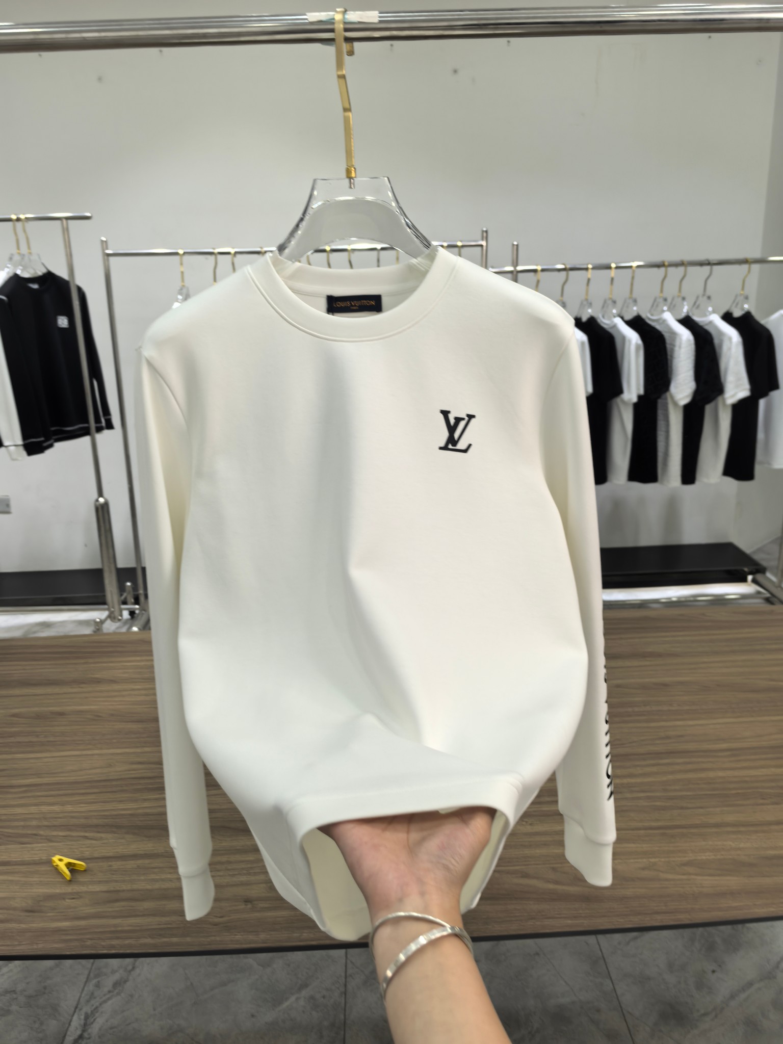 LV 2025秋冬专柜新款 时尚休闲打底衫长袖T恤，精选进口高密度双面拉架棉面料，精致原版logo打造，