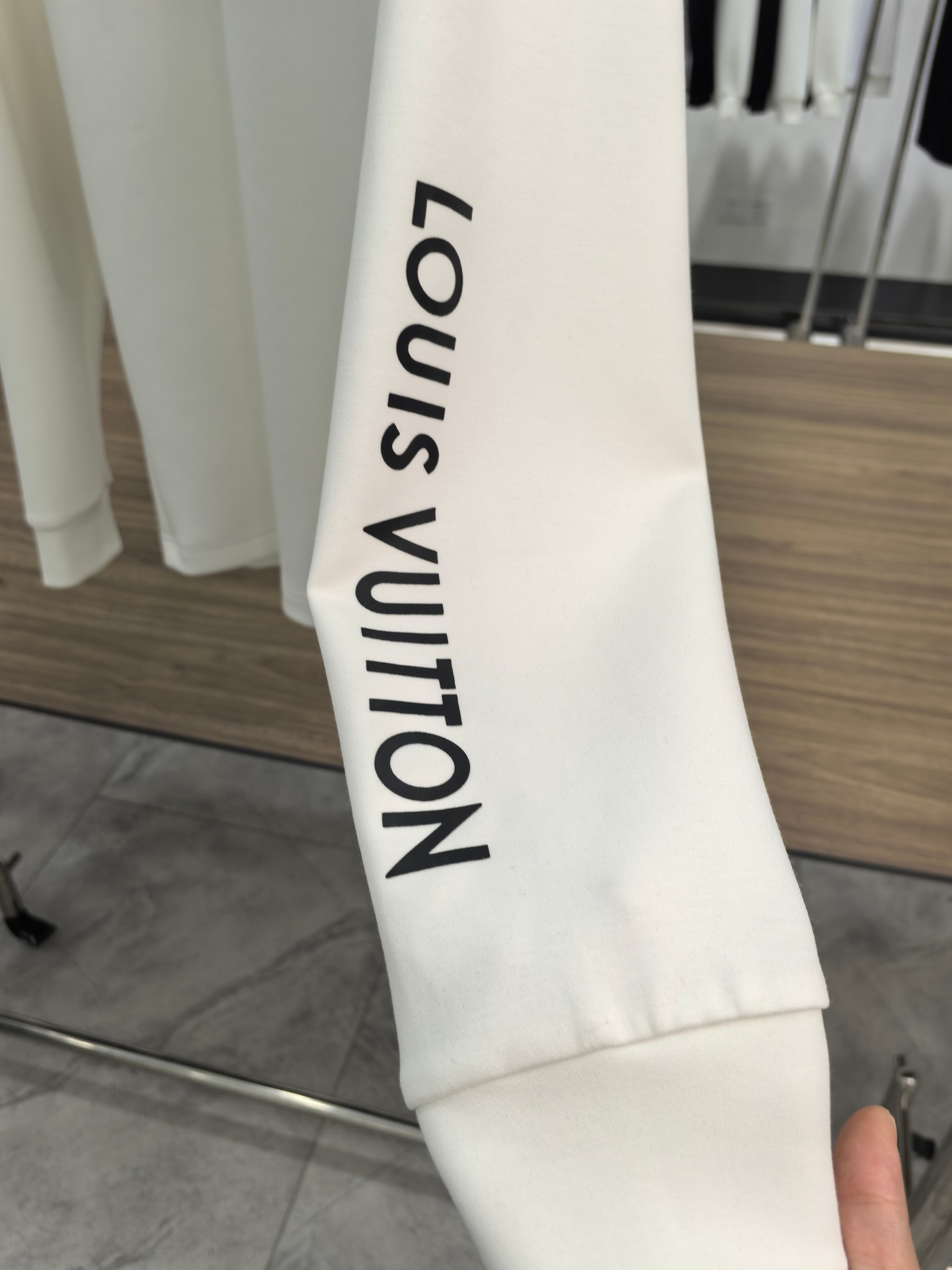 LV 2025秋冬专柜新款 时尚休闲打底衫长袖T恤，精选进口高密度双面拉架棉面料，精致原版logo打造，