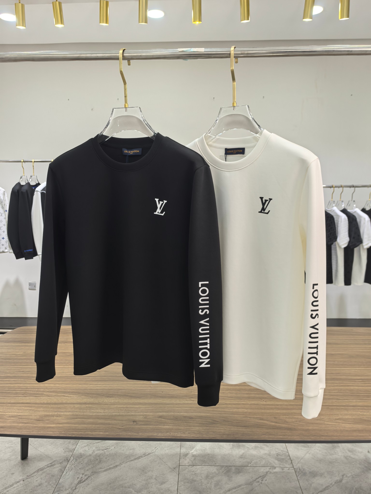 LV 2025秋冬专柜新款 时尚休闲打底衫长袖T恤，精选进口高密度双面拉架棉面料，精致原版logo打造，