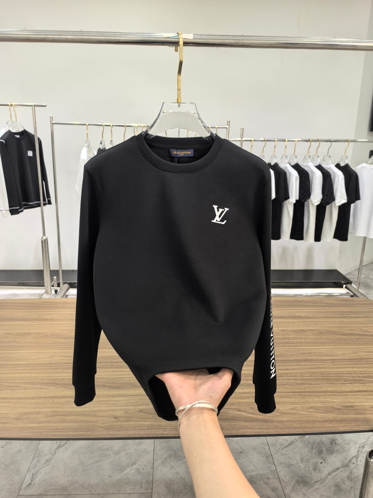 LV 2025秋冬专柜新款 时尚休闲打底衫长袖T恤，精选进口高密度双面拉架棉面料，精致原版logo打造，
