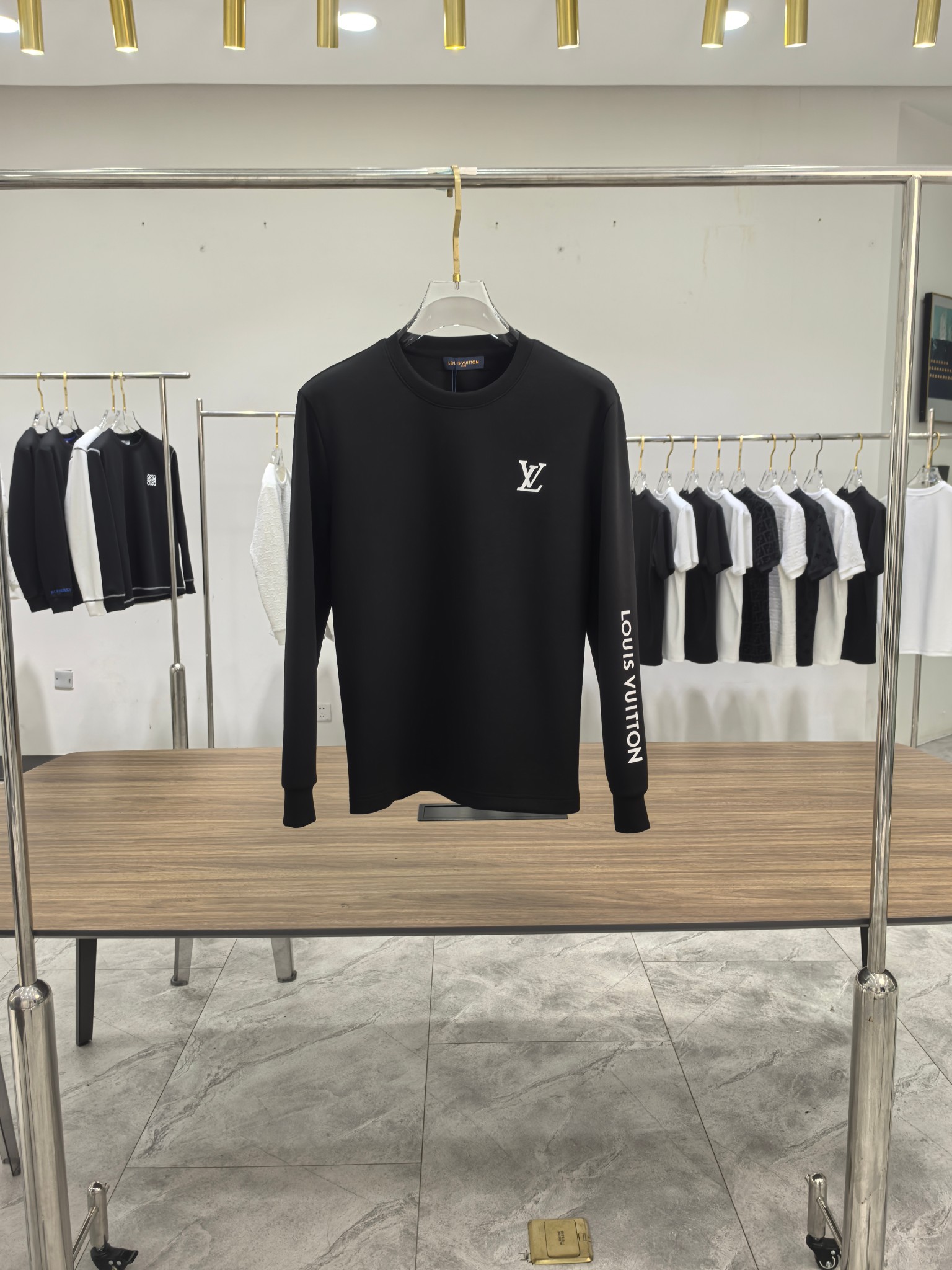 LV 2025秋冬专柜新款 时尚休闲打底衫长袖T恤，精选进口高密度双面拉架棉面料，精致原版logo打造，