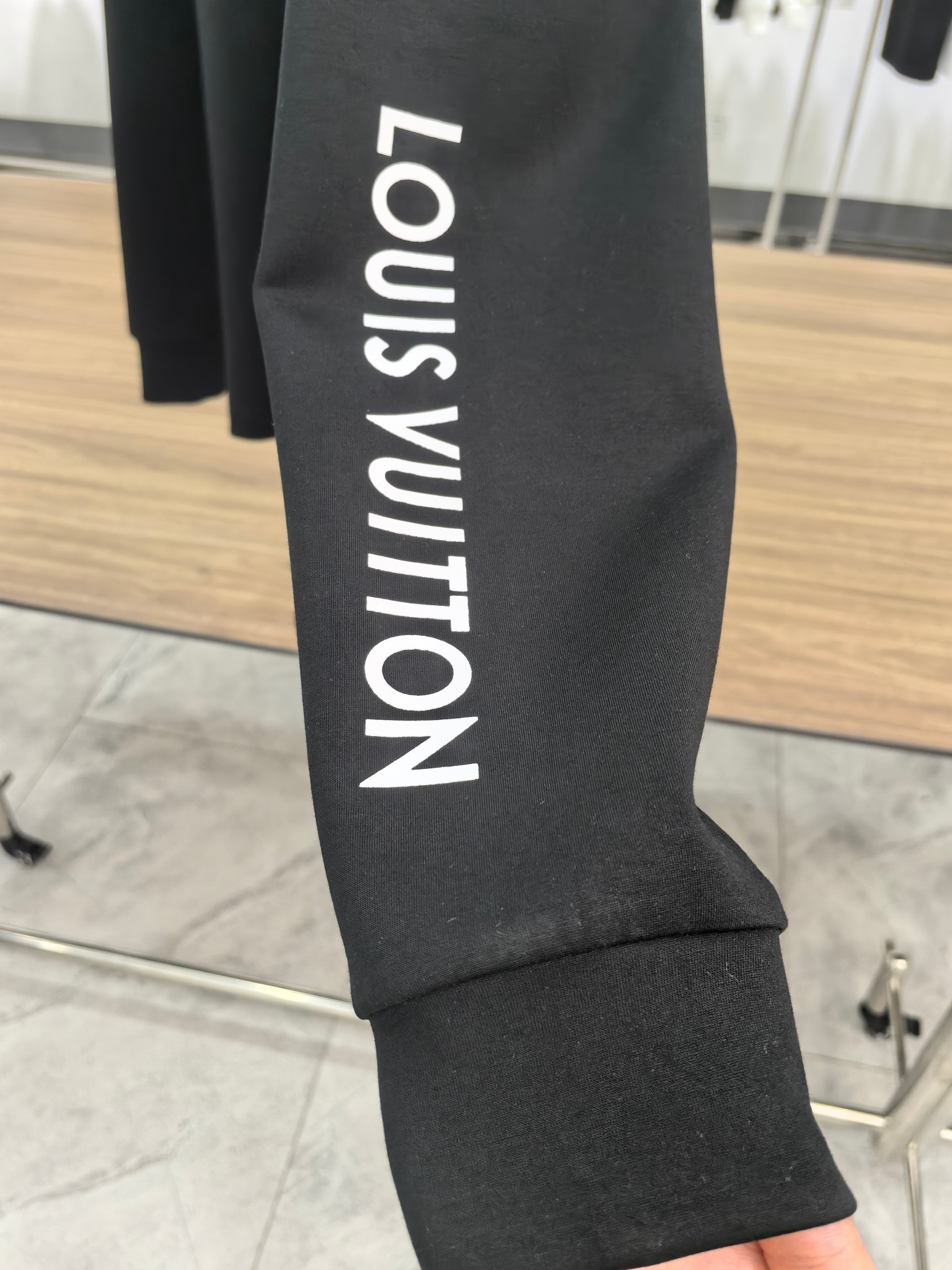 LV 2025秋冬专柜新款 时尚休闲打底衫长袖T恤，精选进口高密度双面拉架棉面料，精致原版logo打造，