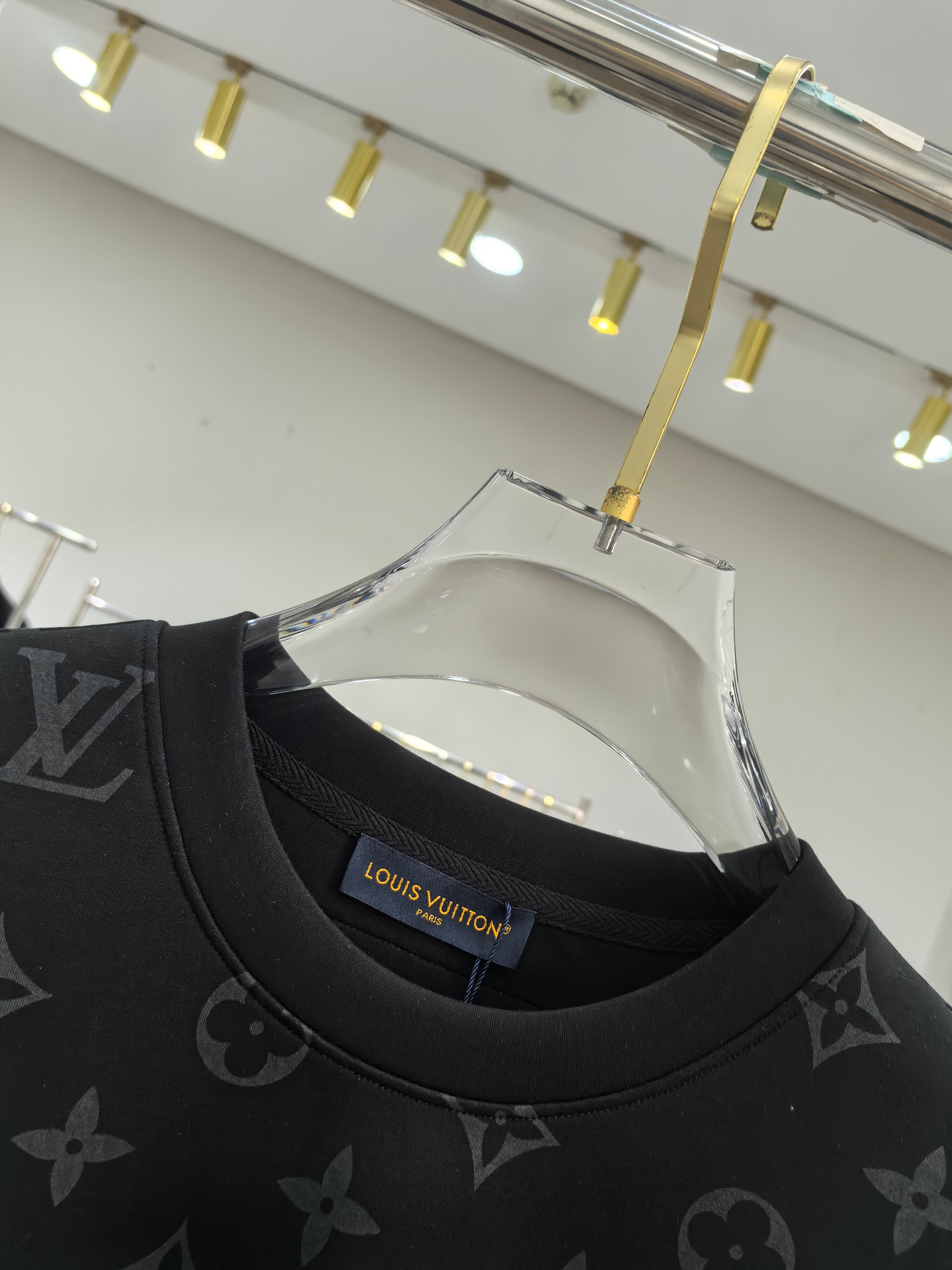 LV 2025秋冬专柜新款 时尚休闲打底衫长袖T恤，精选进口高密度双面拉架棉面料，精致原版logo打造，