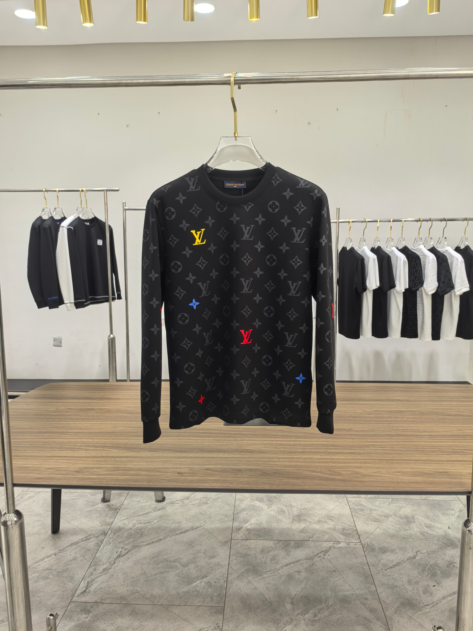LV 2025秋冬专柜新款 时尚休闲打底衫长袖T恤，精选进口高密度双面拉架棉面料，精致原版logo打造，