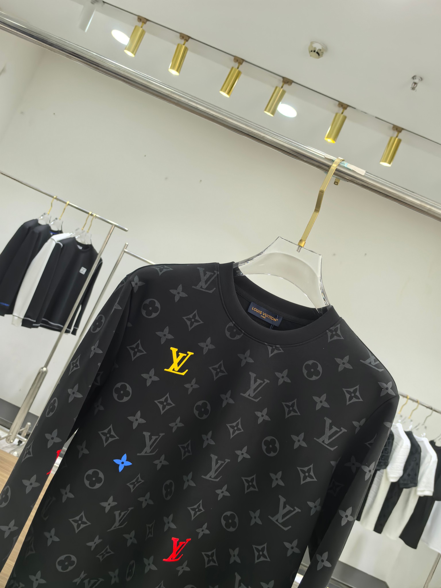 LV 2025秋冬专柜新款 时尚休闲打底衫长袖T恤，精选进口高密度双面拉架棉面料，精致原版logo打造，