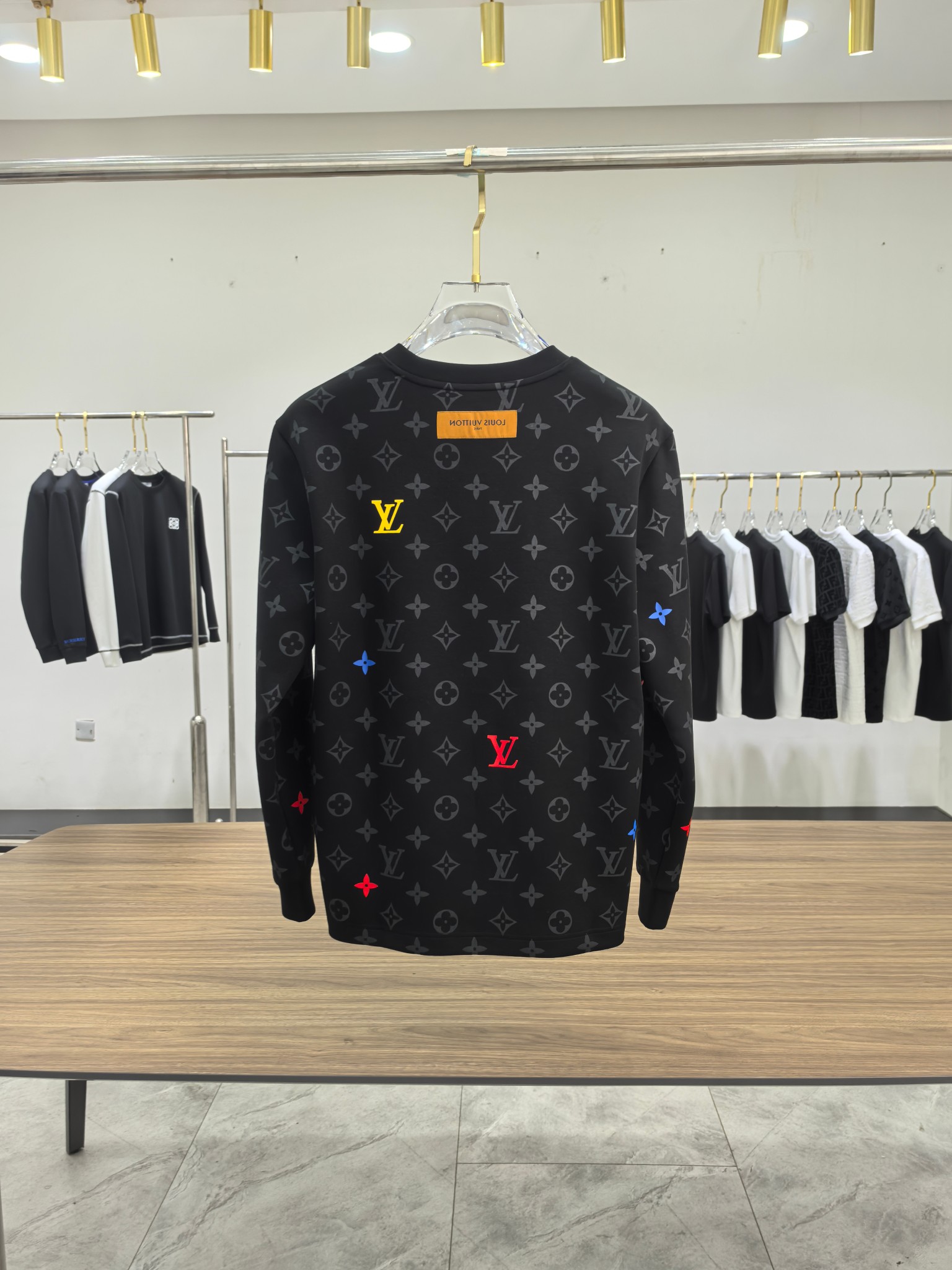 LV 2025秋冬专柜新款 时尚休闲打底衫长袖T恤，精选进口高密度双面拉架棉面料，精致原版logo打造，