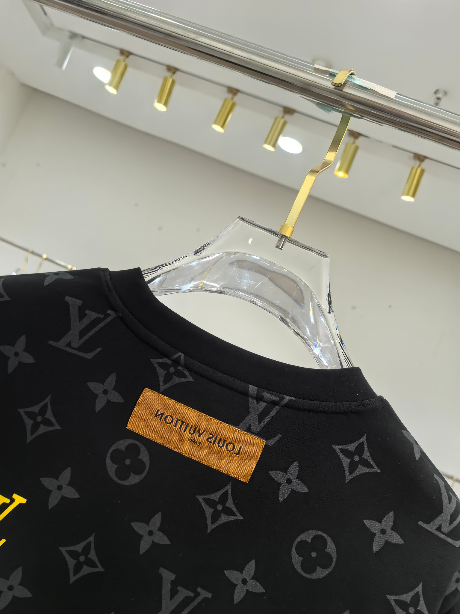 LV 2025秋冬专柜新款 时尚休闲打底衫长袖T恤，精选进口高密度双面拉架棉面料，精致原版logo打造，