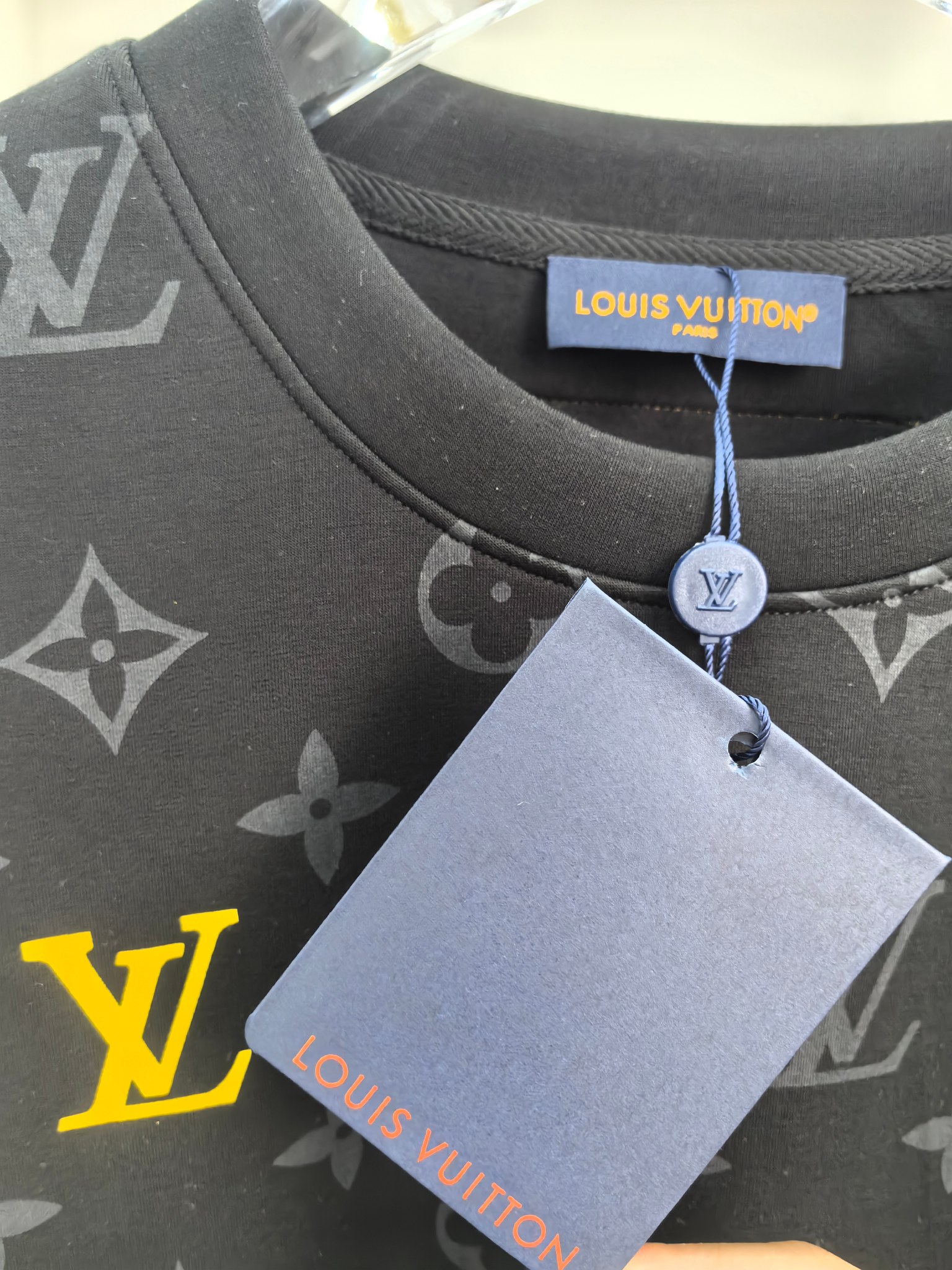 LV 2025秋冬专柜新款 时尚休闲打底衫长袖T恤，精选进口高密度双面拉架棉面料，精致原版logo打造，