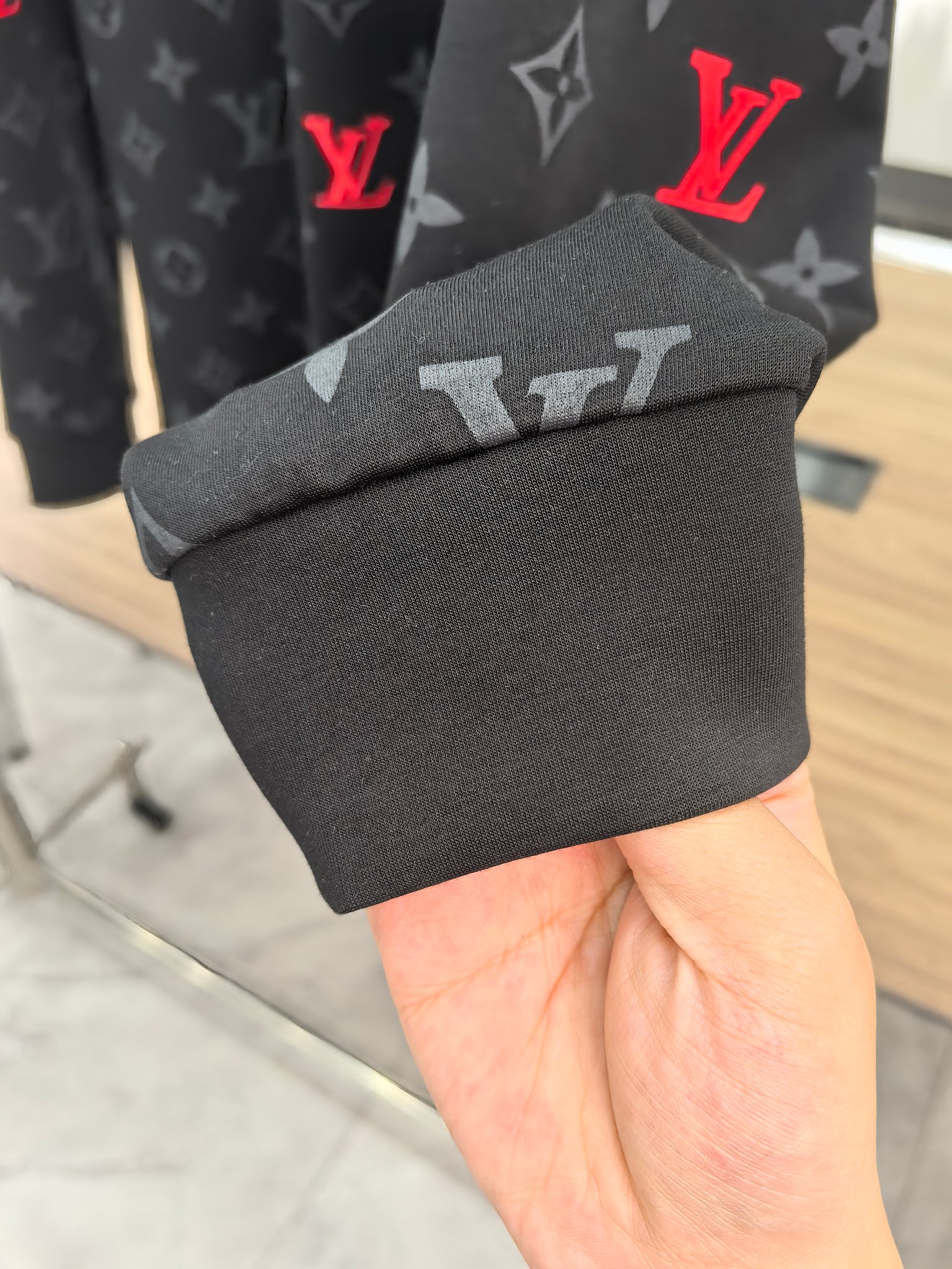 LV 2025秋冬专柜新款 时尚休闲打底衫长袖T恤，精选进口高密度双面拉架棉面料，精致原版logo打造，