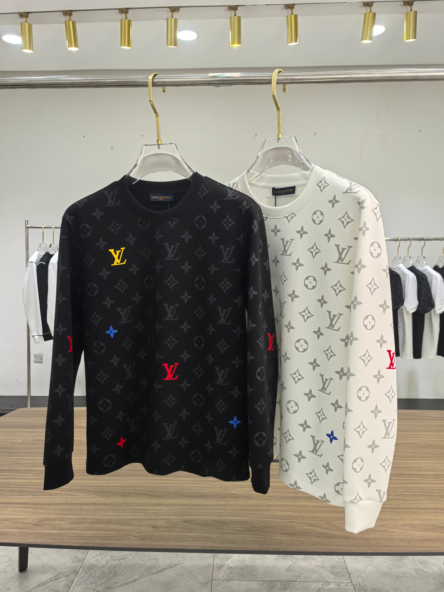 LV 2025秋冬专柜新款 时尚休闲打底衫长袖T恤，精选进口高密度双面拉架棉面料，精致原版logo打造，