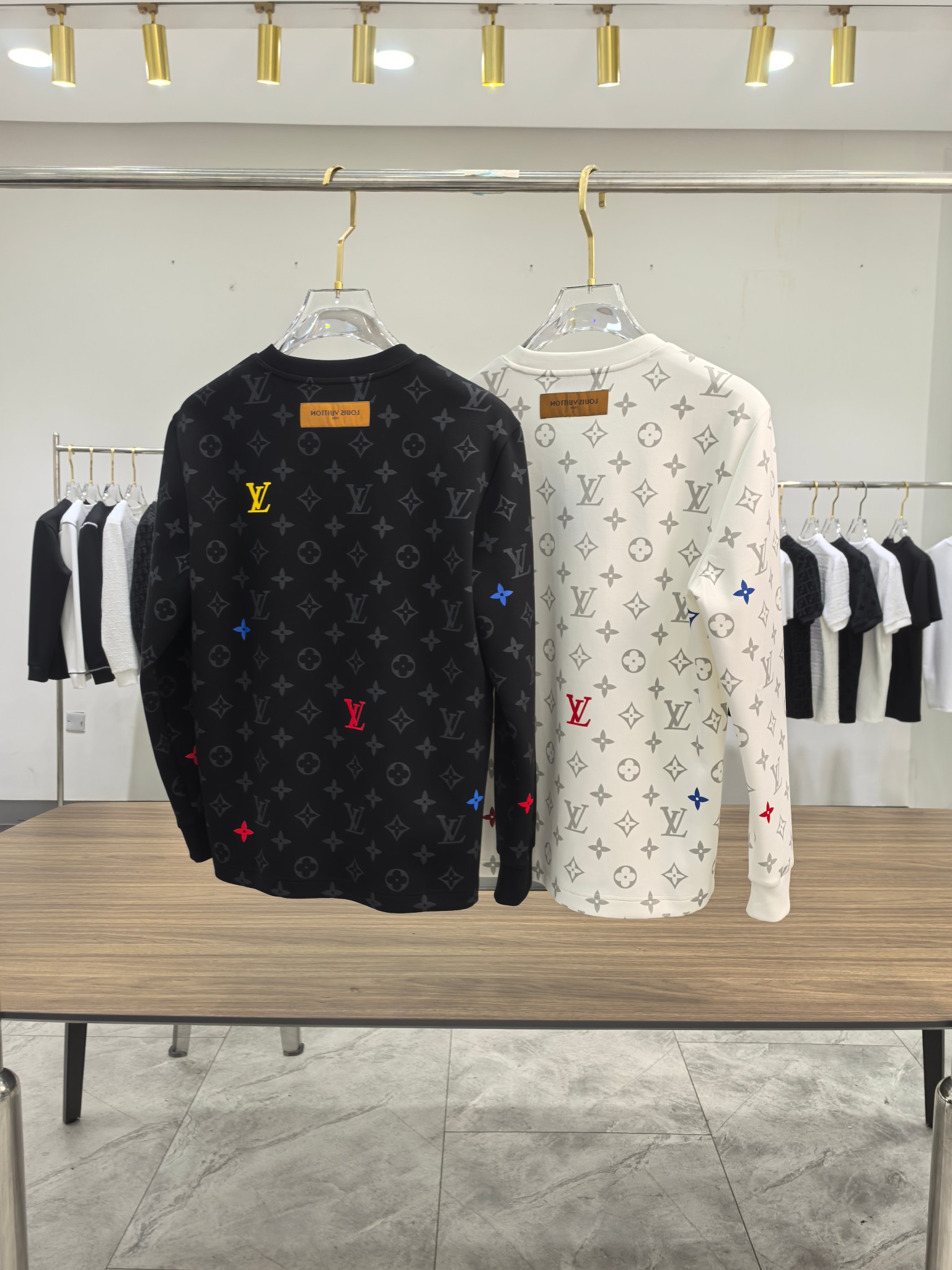 LV 2025秋冬专柜新款 时尚休闲打底衫长袖T恤，精选进口高密度双面拉架棉面料，精致原版logo打造，