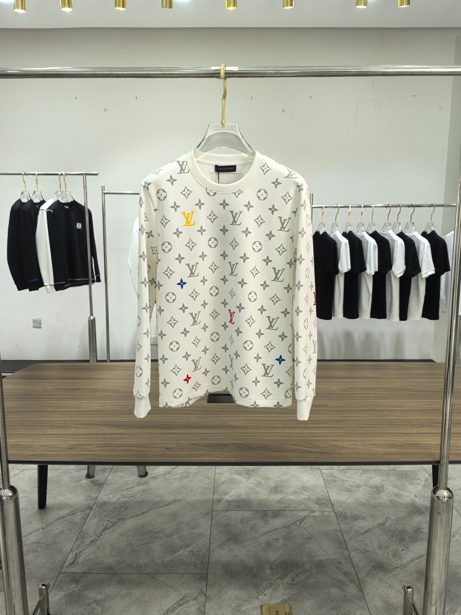 LV 2025秋冬专柜新款 时尚休闲打底衫长袖T恤，精选进口高密度双面拉架棉面料，精致原版logo打造，