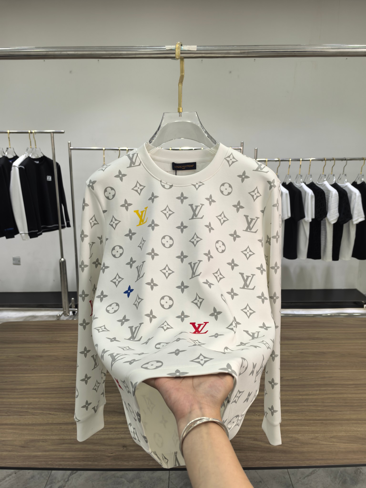 LV 2025秋冬专柜新款 时尚休闲打底衫长袖T恤，精选进口高密度双面拉架棉面料，精致原版logo打造，