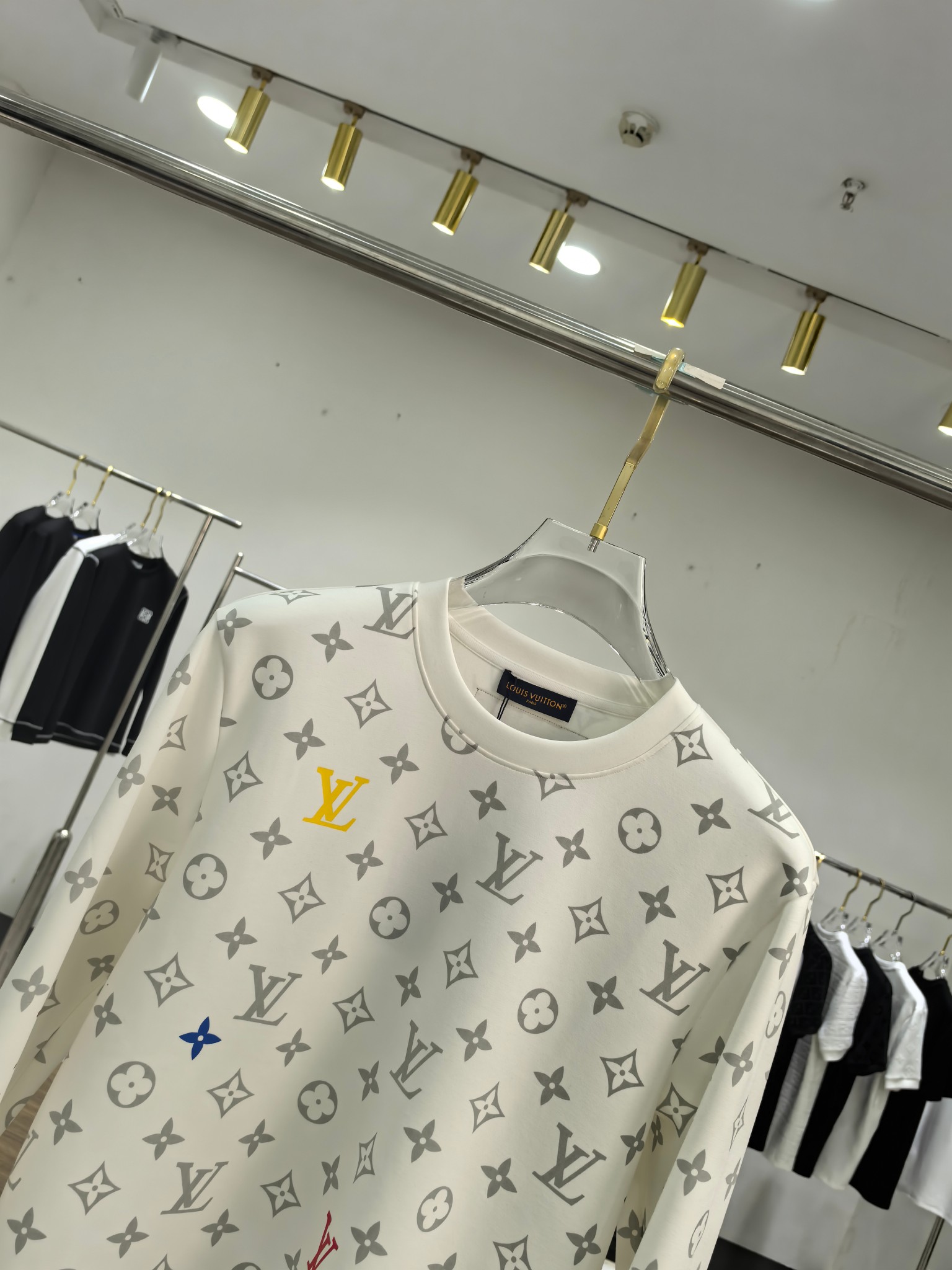 LV 2025秋冬专柜新款 时尚休闲打底衫长袖T恤，精选进口高密度双面拉架棉面料，精致原版logo打造，