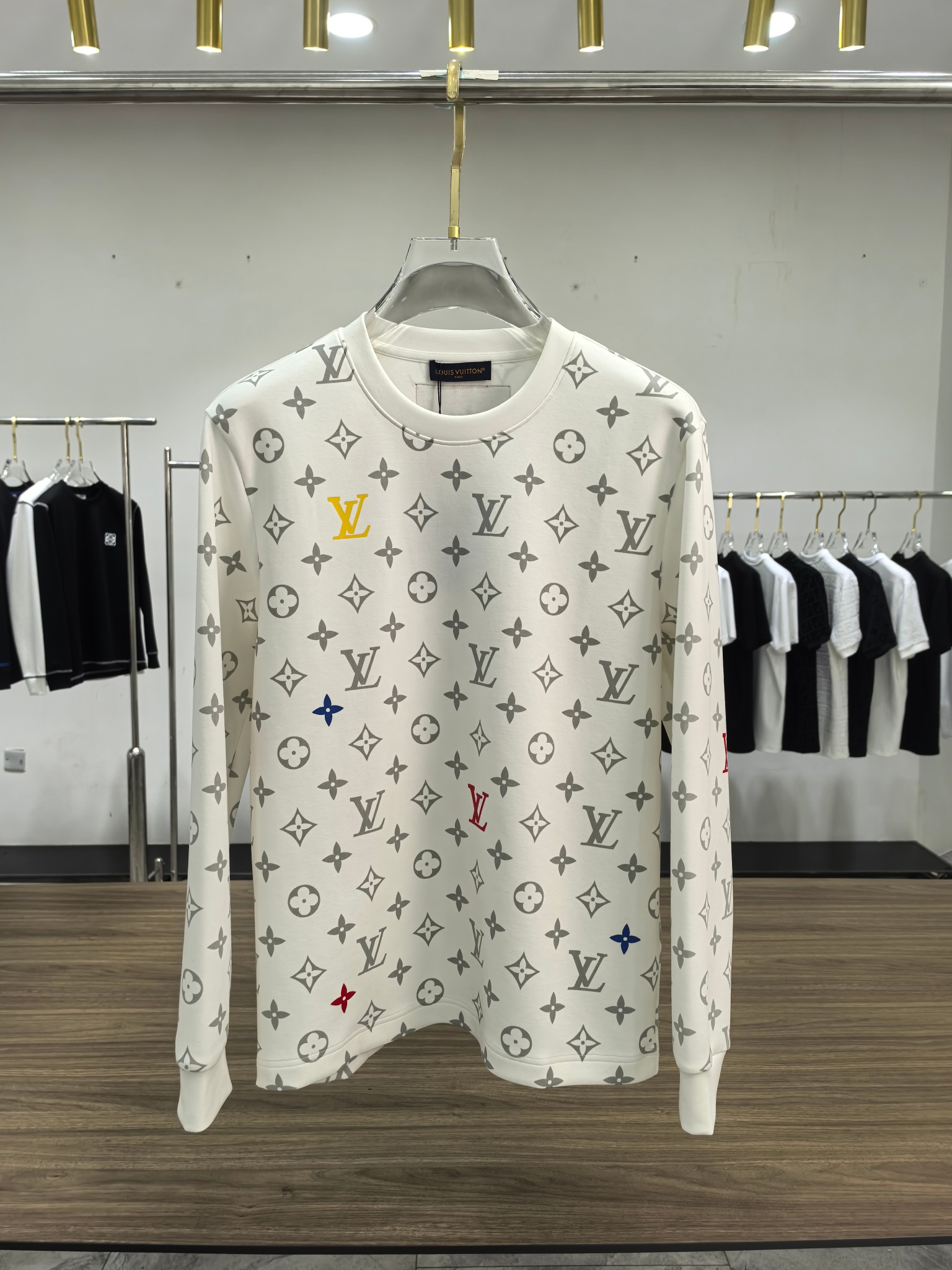 LV 2025秋冬专柜新款 时尚休闲打底衫长袖T恤，精选进口高密度双面拉架棉面料，精致原版logo打造，