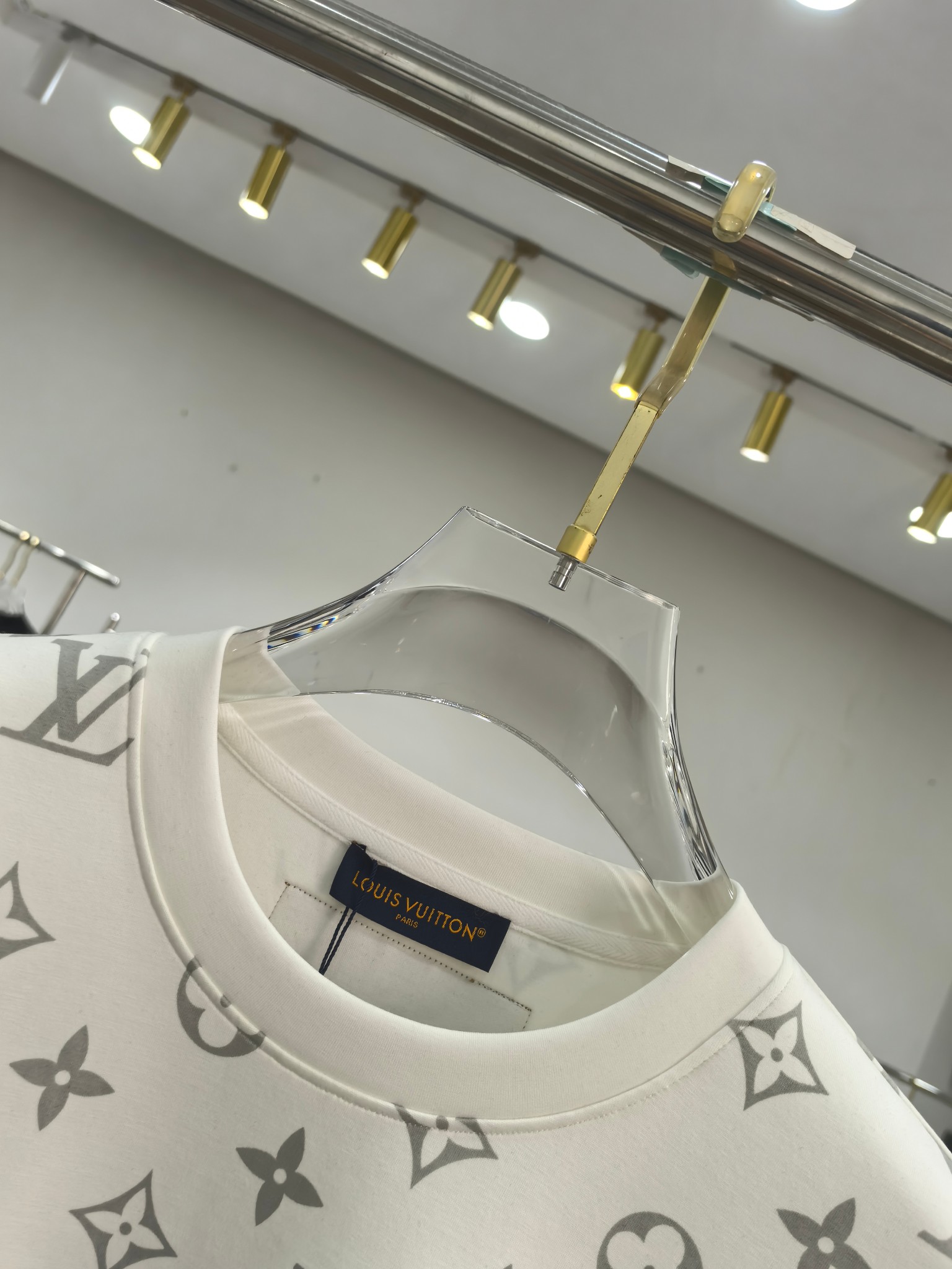 LV 2025秋冬专柜新款 时尚休闲打底衫长袖T恤，精选进口高密度双面拉架棉面料，精致原版logo打造，