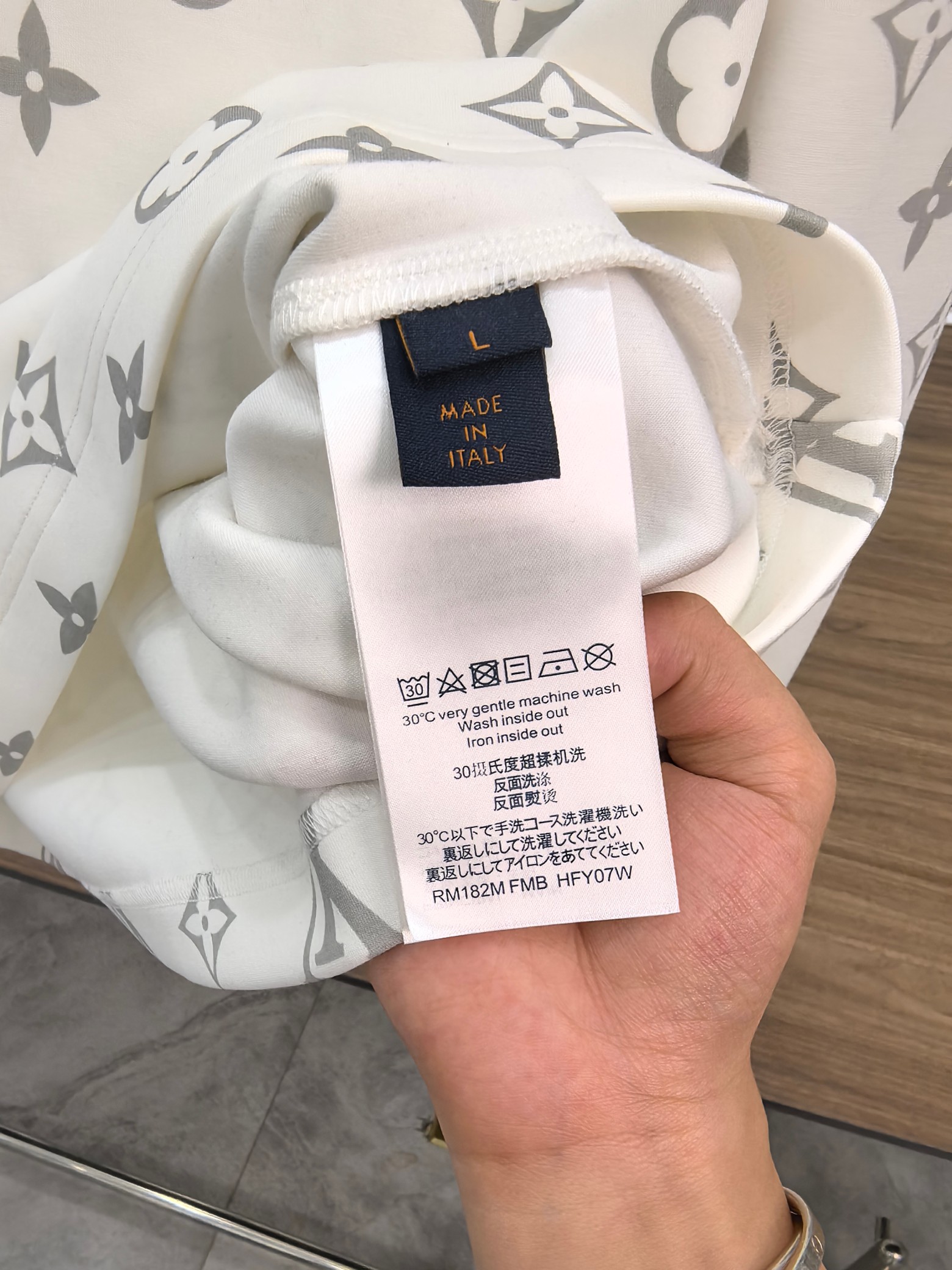 LV 2025秋冬专柜新款 时尚休闲打底衫长袖T恤，精选进口高密度双面拉架棉面料，精致原版logo打造，