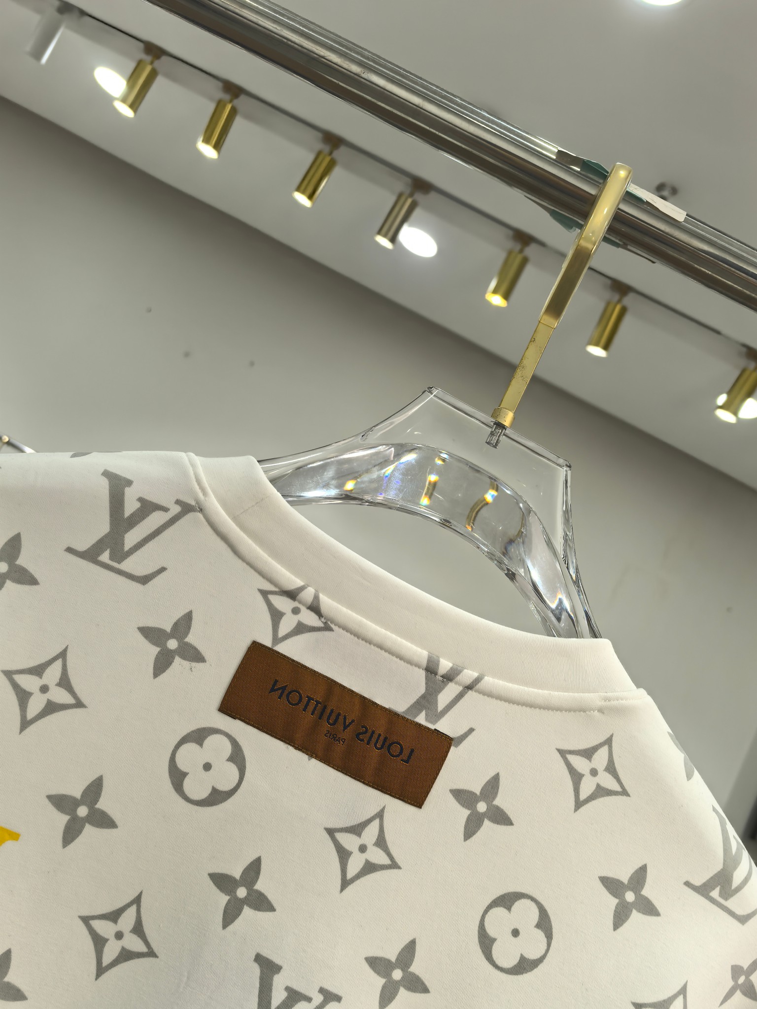 LV 2025秋冬专柜新款 时尚休闲打底衫长袖T恤，精选进口高密度双面拉架棉面料，精致原版logo打造，