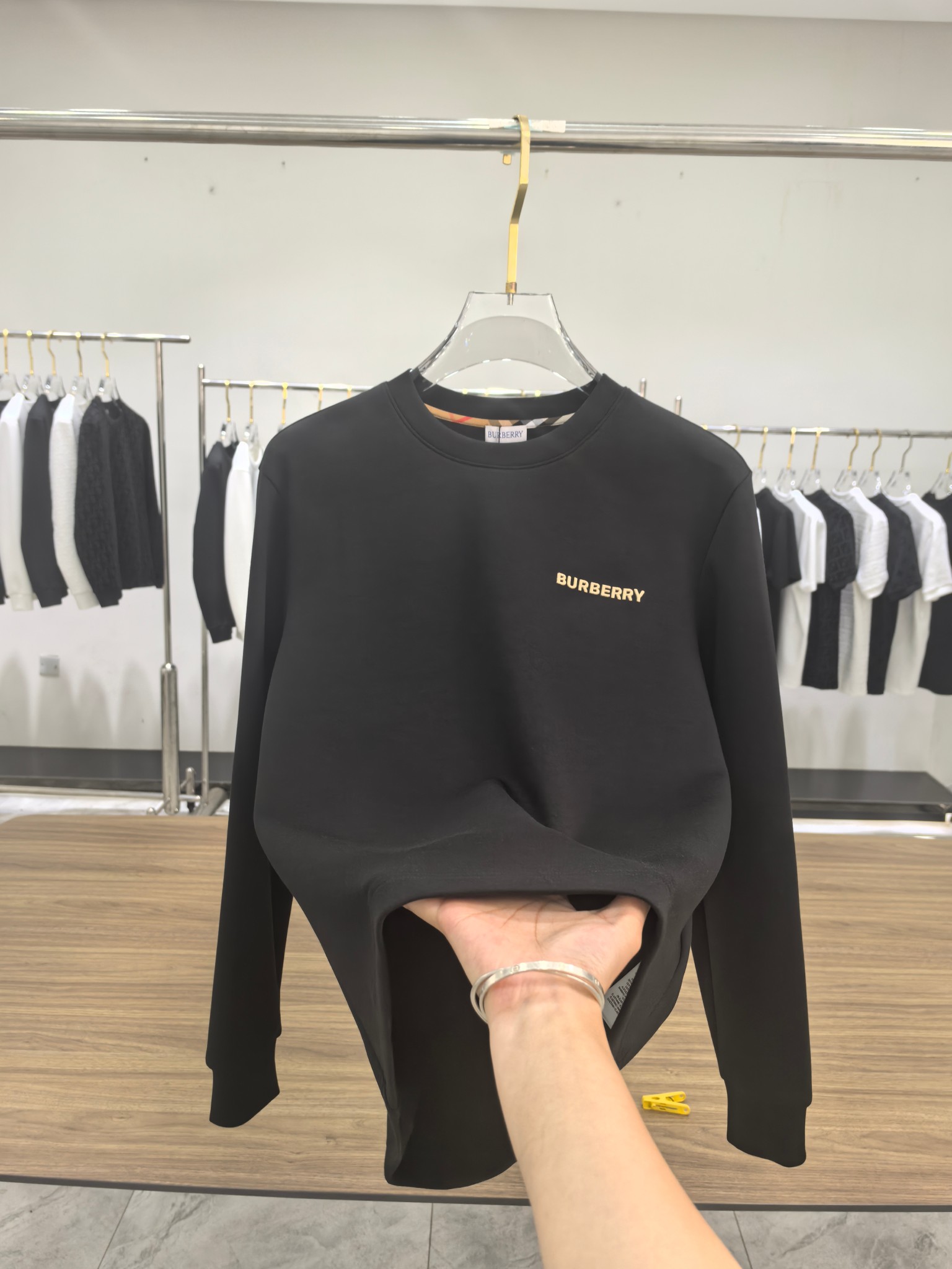 巴宝莉 2025秋冬专柜新款 时尚休闲打底衫长袖T恤，精选进口高密度双面拉架棉面料，精致原版logo打造