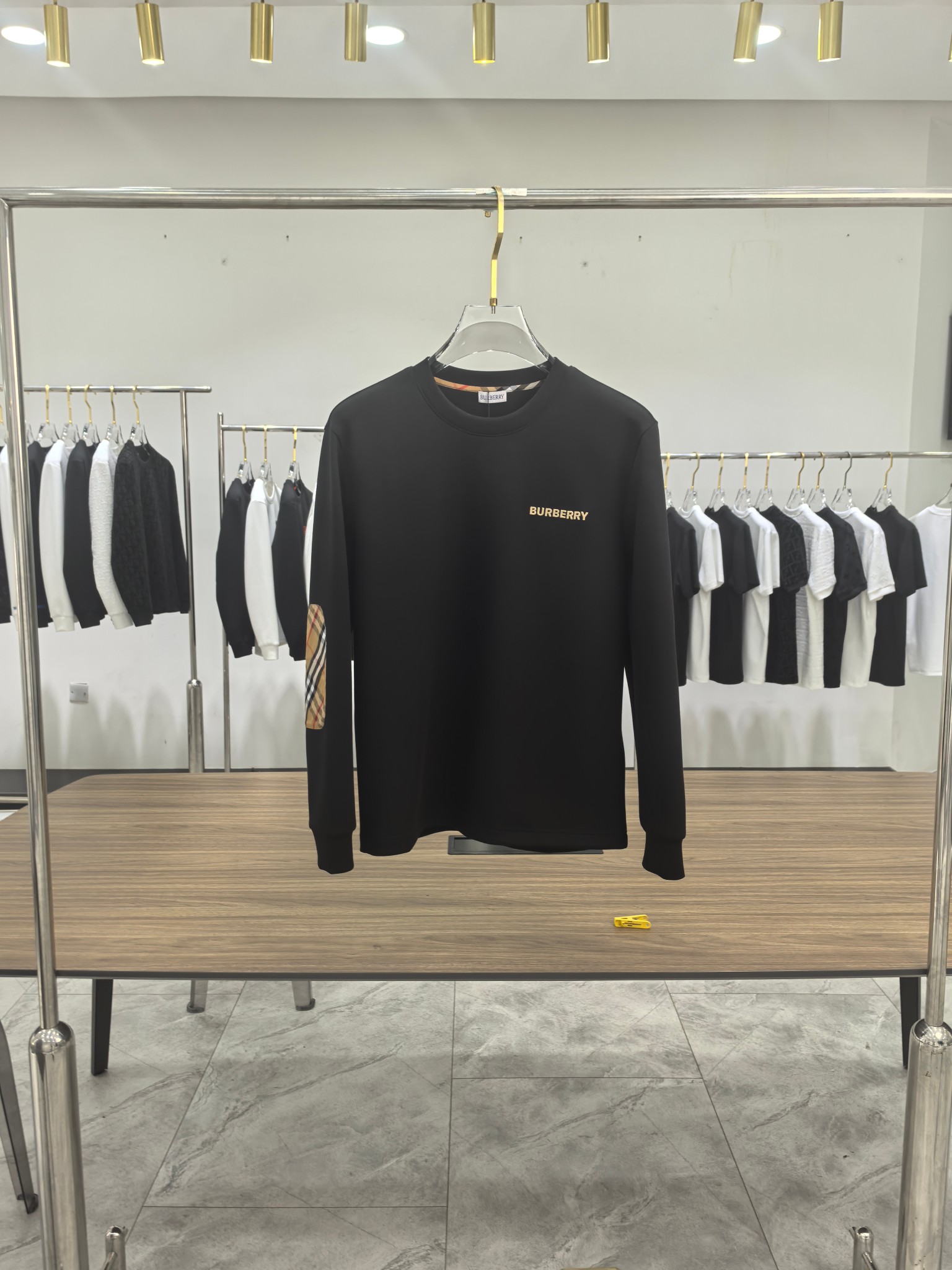 巴宝莉 2025秋冬专柜新款 时尚休闲打底衫长袖T恤，精选进口高密度双面拉架棉面料，精致原版logo打造