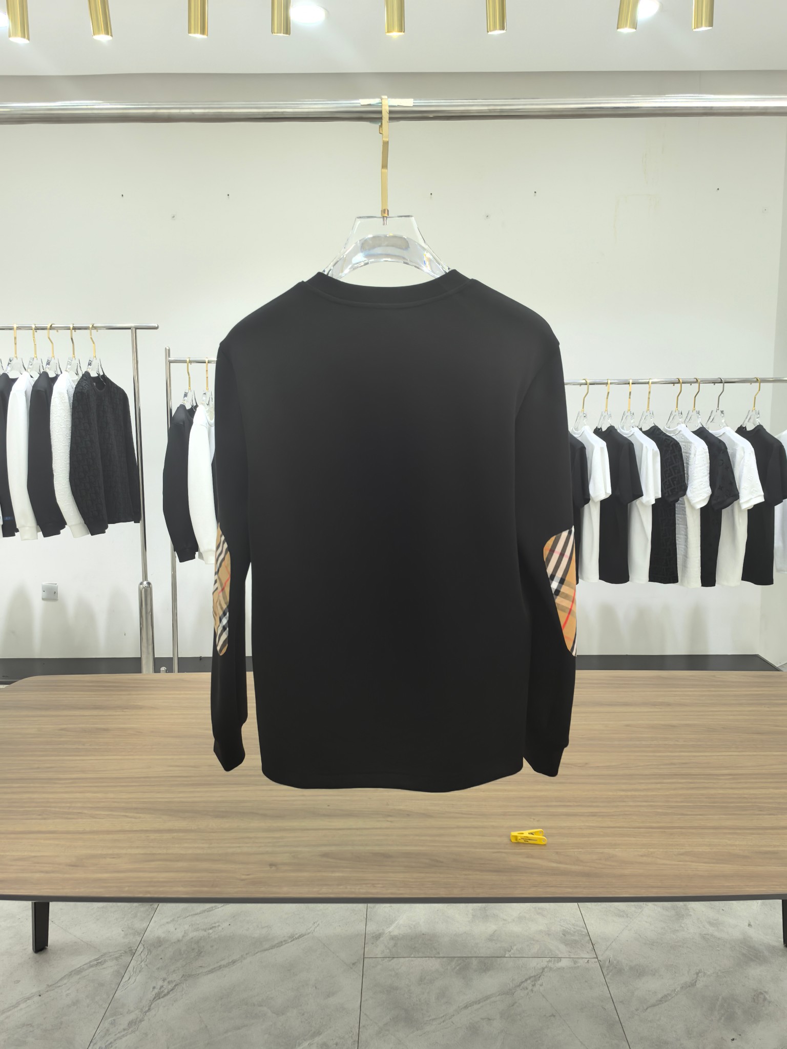 巴宝莉 2025秋冬专柜新款 时尚休闲打底衫长袖T恤，精选进口高密度双面拉架棉面料，精致原版logo打造