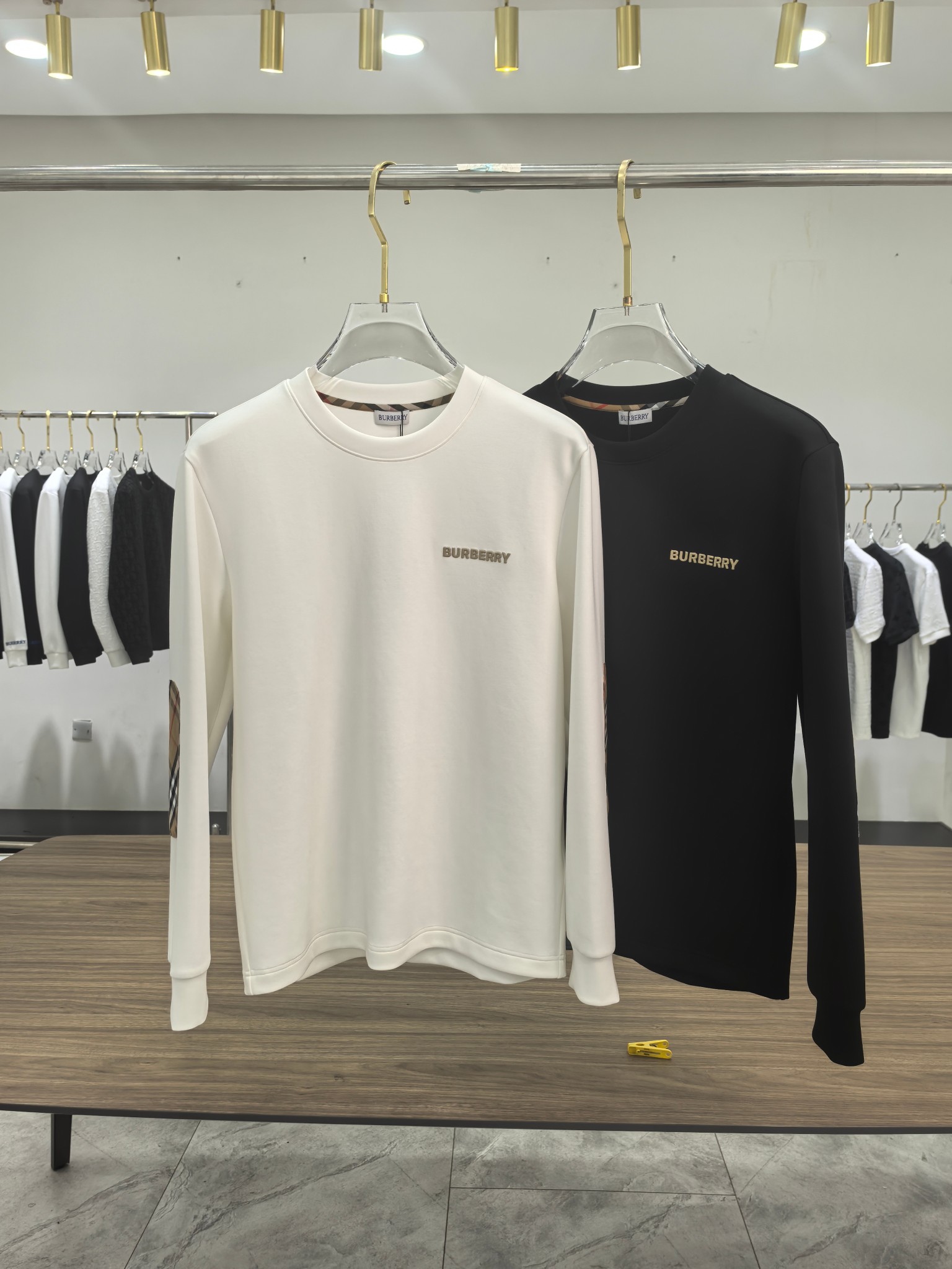 巴宝莉 2025秋冬专柜新款 时尚休闲打底衫长袖T恤，精选进口高密度双面拉架棉面料，精致原版logo打造