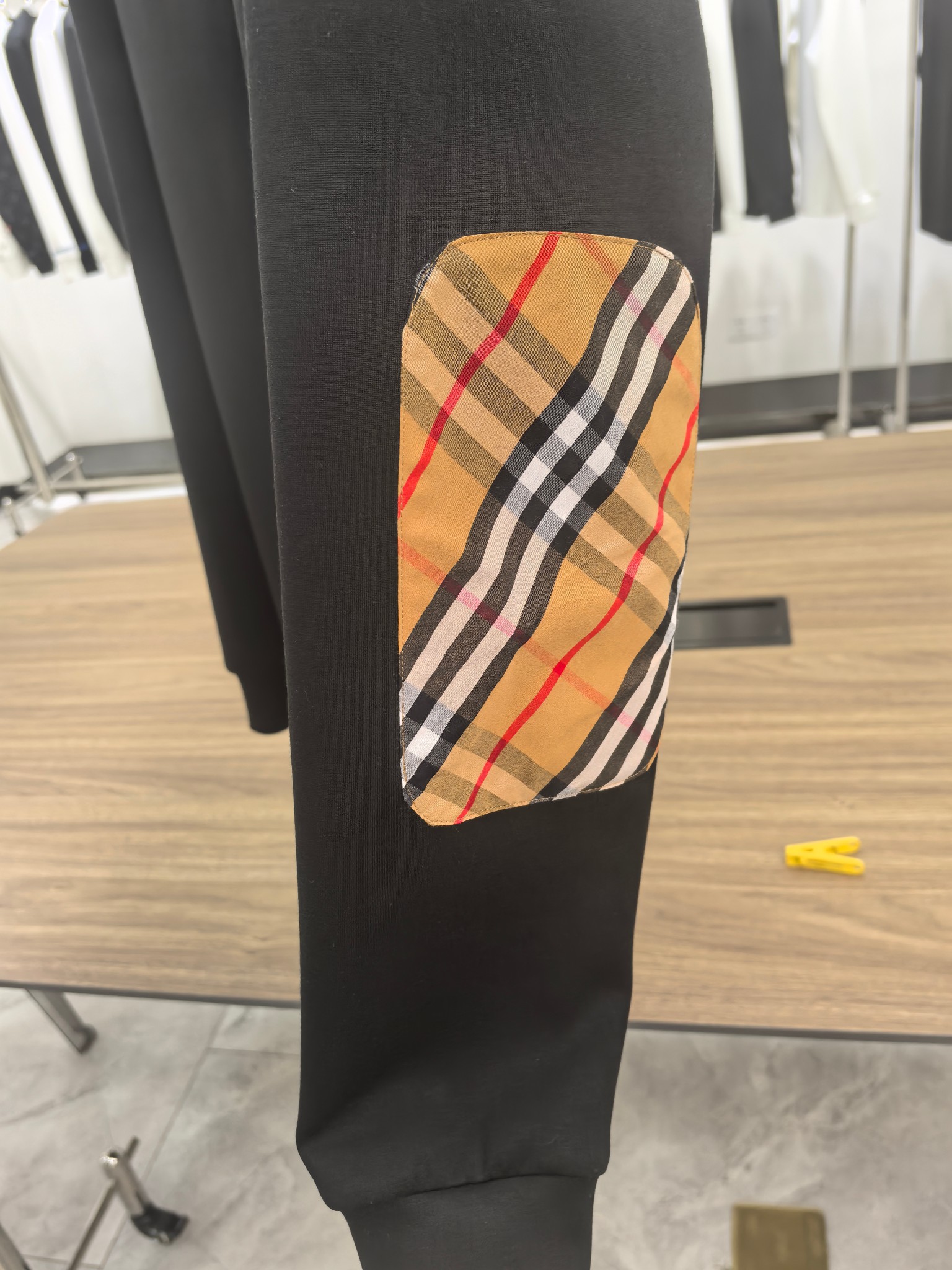 巴宝莉 2025秋冬专柜新款 时尚休闲打底衫长袖T恤，精选进口高密度双面拉架棉面料，精致原版logo打造