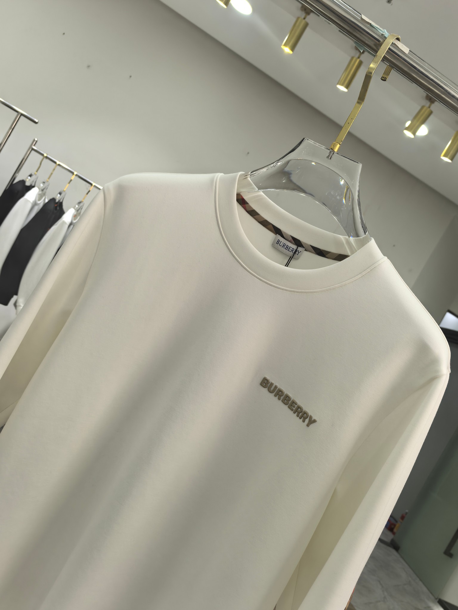 巴宝莉 2025秋冬专柜新款 时尚休闲打底衫长袖T恤，精选进口高密度双面拉架棉面料，精致原版logo打造