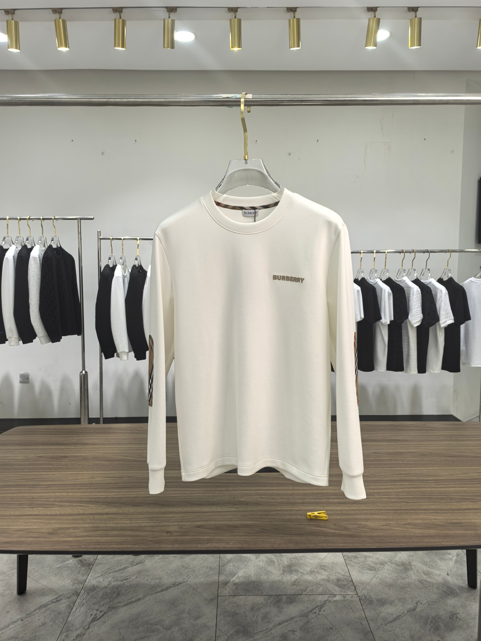 巴宝莉 2025秋冬专柜新款 时尚休闲打底衫长袖T恤，精选进口高密度双面拉架棉面料，精致原版logo打造