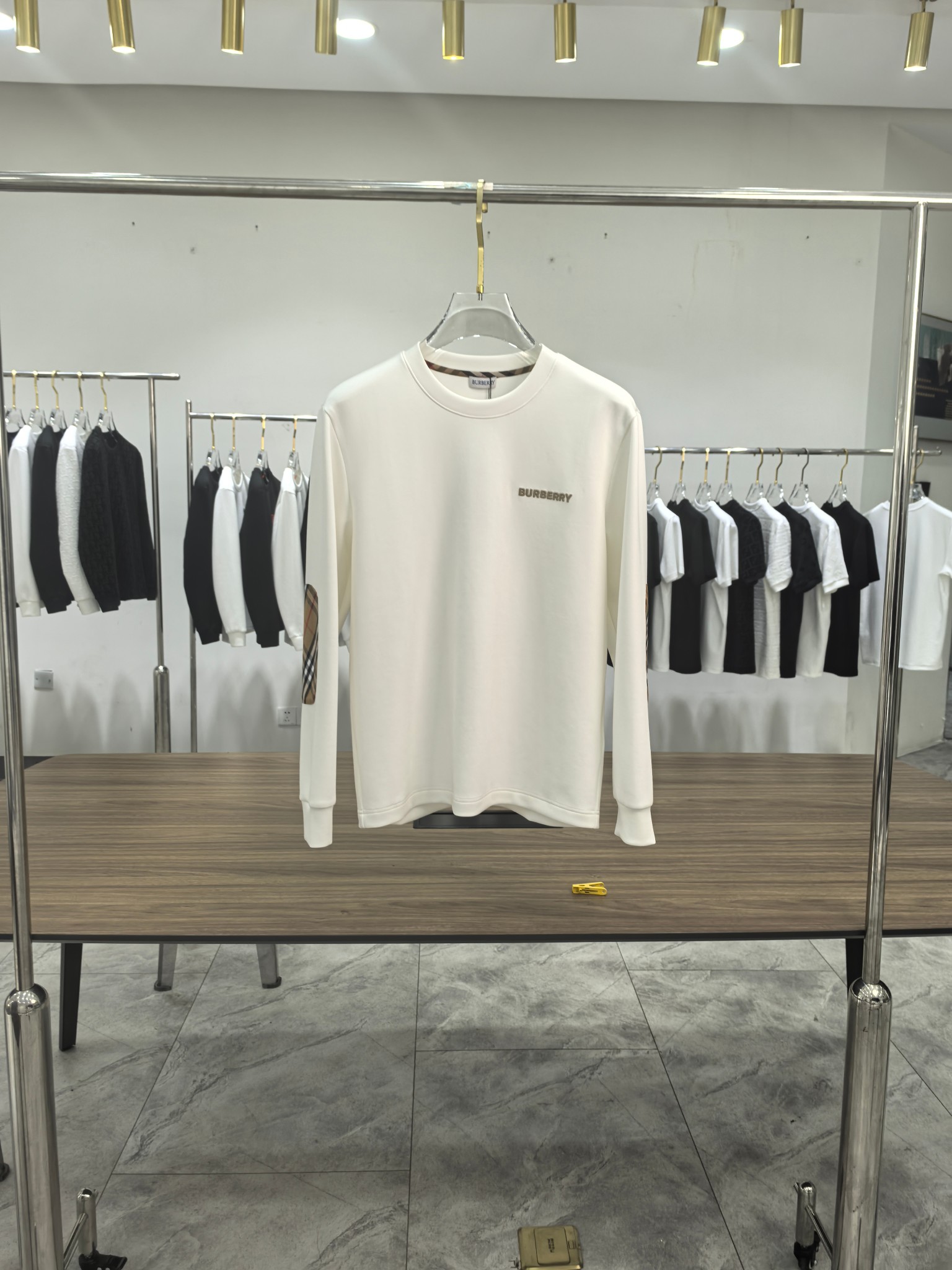 巴宝莉 2025秋冬专柜新款 时尚休闲打底衫长袖T恤，精选进口高密度双面拉架棉面料，精致原版logo打造