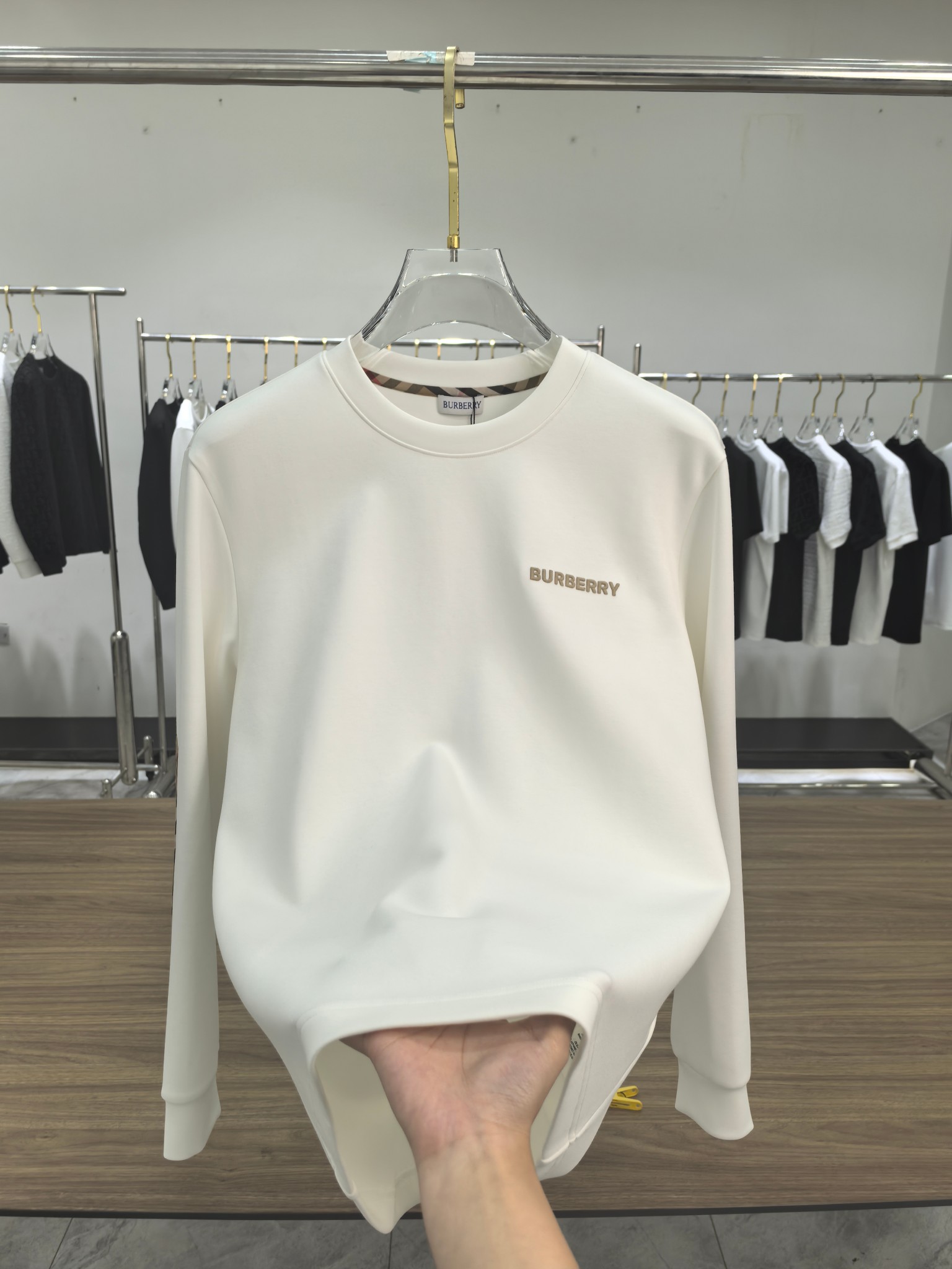 巴宝莉 2025秋冬专柜新款 时尚休闲打底衫长袖T恤，精选进口高密度双面拉架棉面料，精致原版logo打造