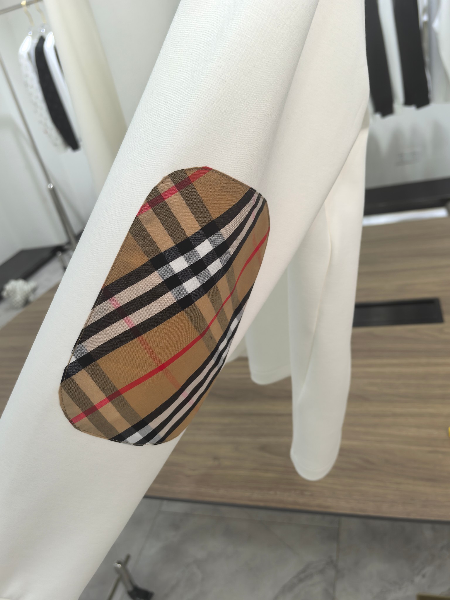 巴宝莉 2025秋冬专柜新款 时尚休闲打底衫长袖T恤，精选进口高密度双面拉架棉面料，精致原版logo打造