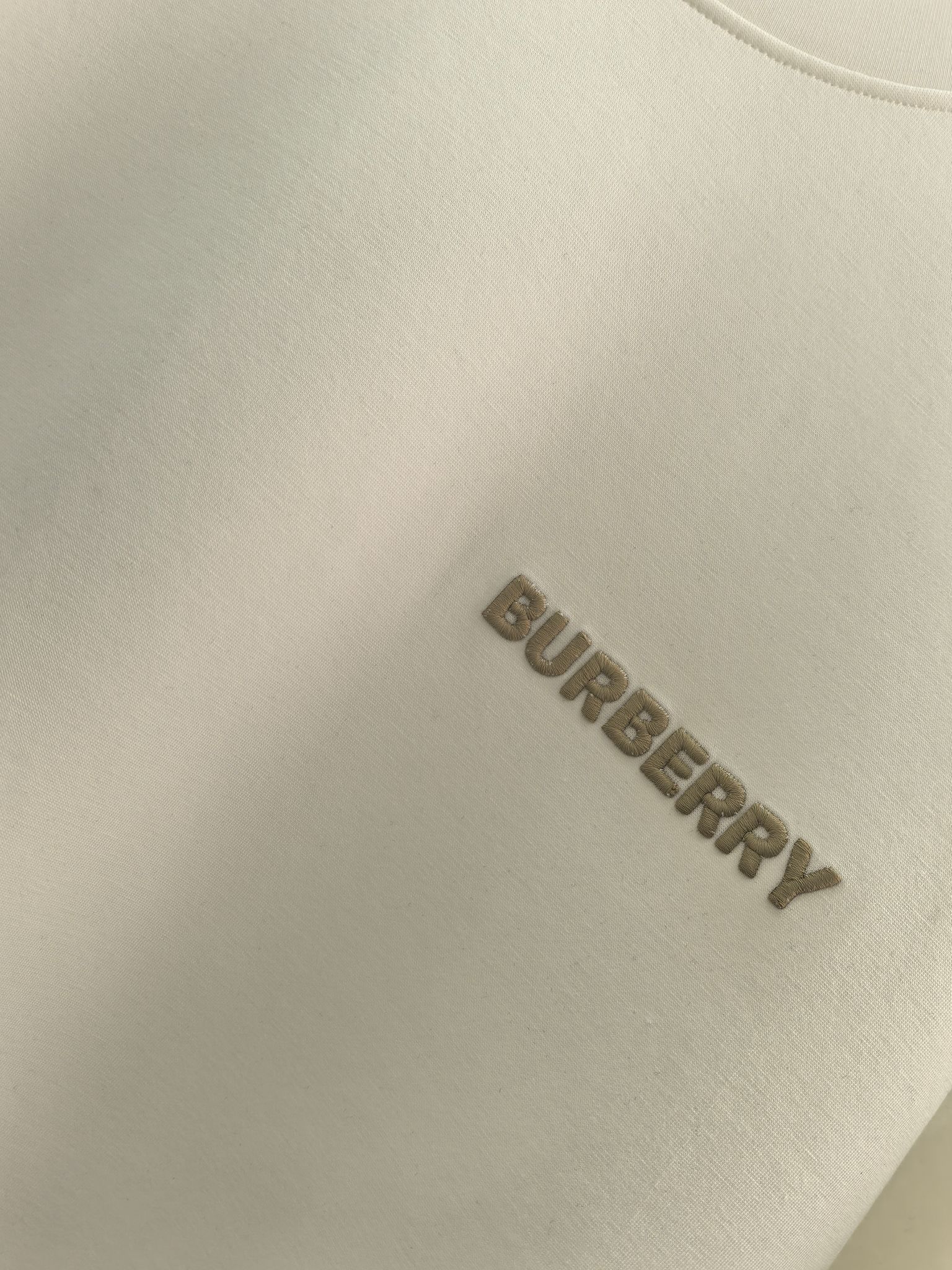 巴宝莉 2025秋冬专柜新款 时尚休闲打底衫长袖T恤，精选进口高密度双面拉架棉面料，精致原版logo打造