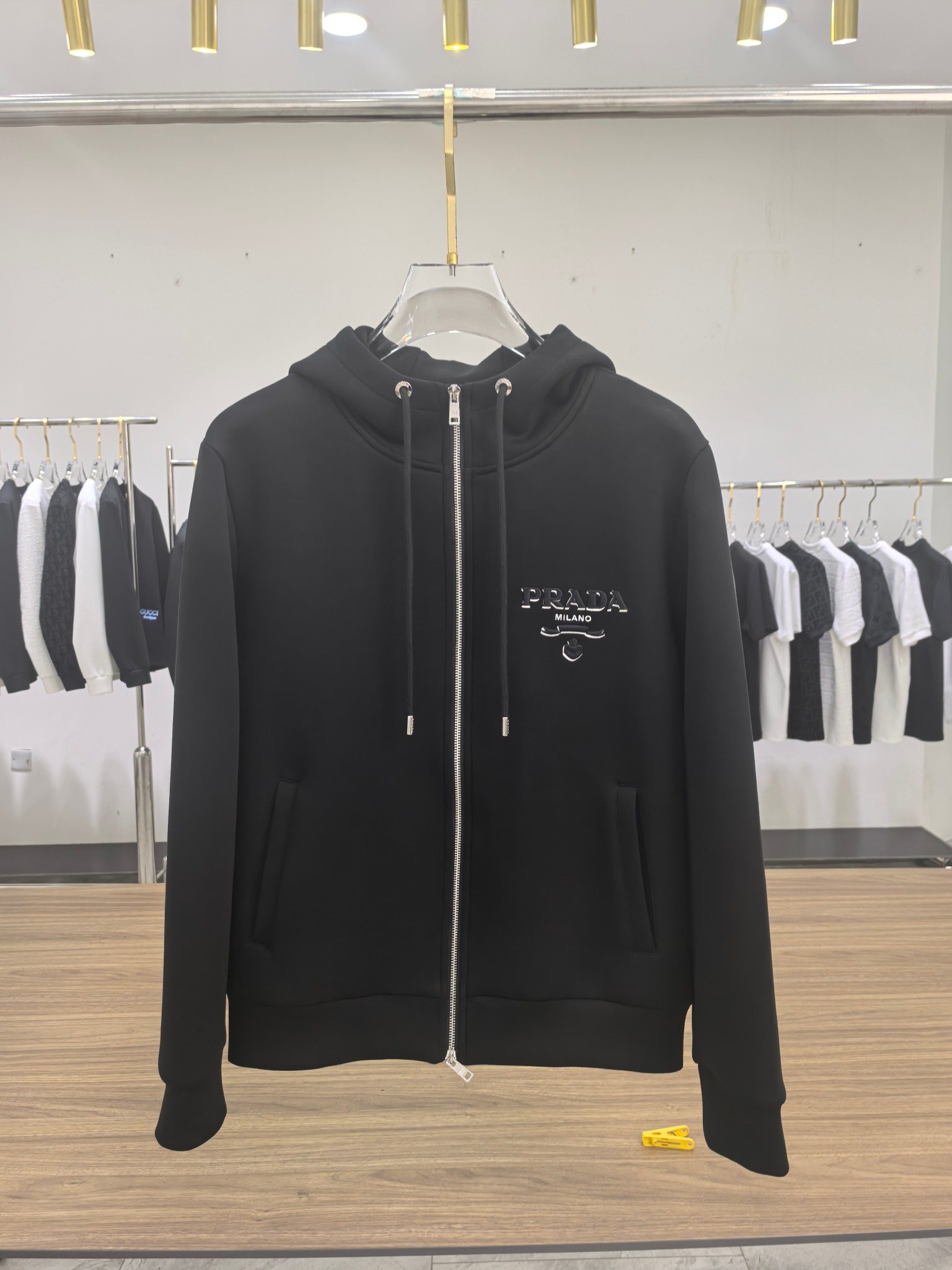 普拉达 2025秋冬最新爆款夹克外套 面料精选高支高密双股空气层长绒棉 手感超级舒服 logo精选全进口