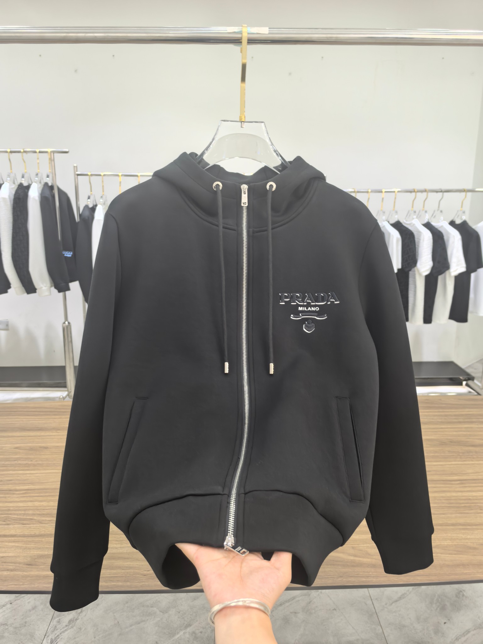普拉达 2025秋冬最新爆款夹克外套 面料精选高支高密双股空气层长绒棉 手感超级舒服 logo精选全进口