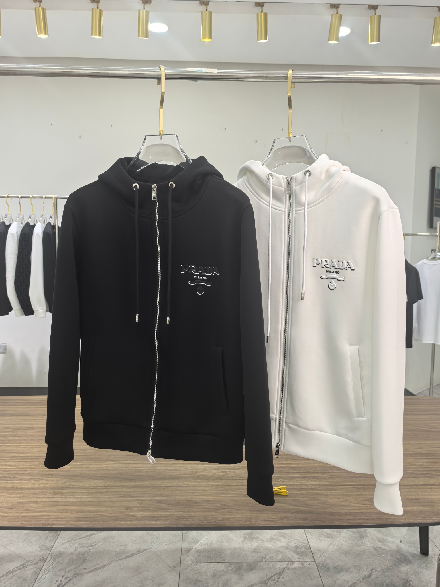 普拉达 2025秋冬最新爆款夹克外套 面料精选高支高密双股空气层长绒棉 手感超级舒服 logo精选全进口