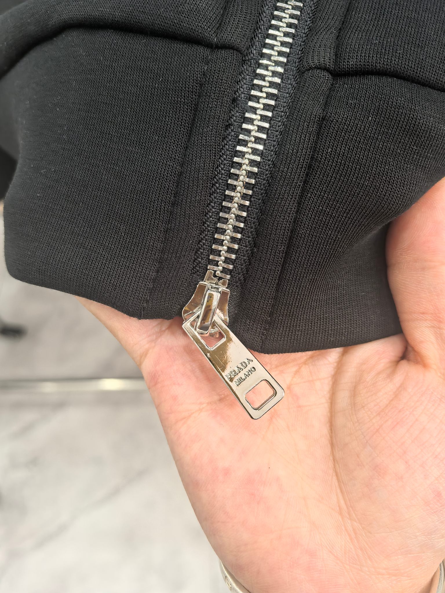 普拉达 2025秋冬最新爆款夹克外套 面料精选高支高密双股空气层长绒棉 手感超级舒服 logo精选全进口