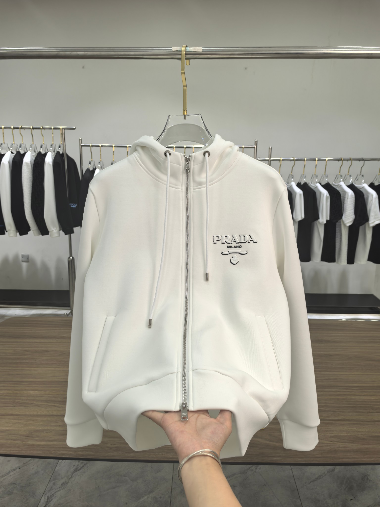 普拉达 2025秋冬最新爆款夹克外套 面料精选高支高密双股空气层长绒棉 手感超级舒服 logo精选全进口