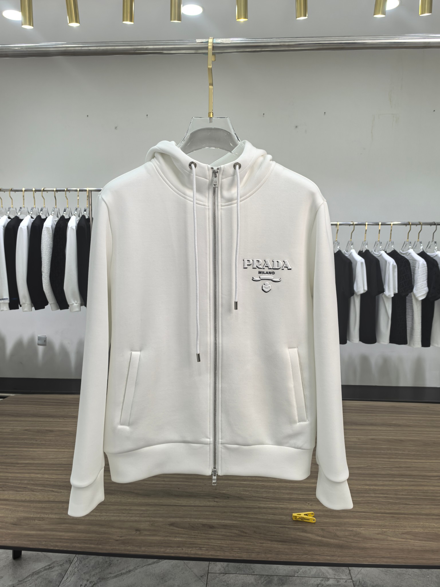 普拉达 2025秋冬最新爆款夹克外套 面料精选高支高密双股空气层长绒棉 手感超级舒服 logo精选全进口