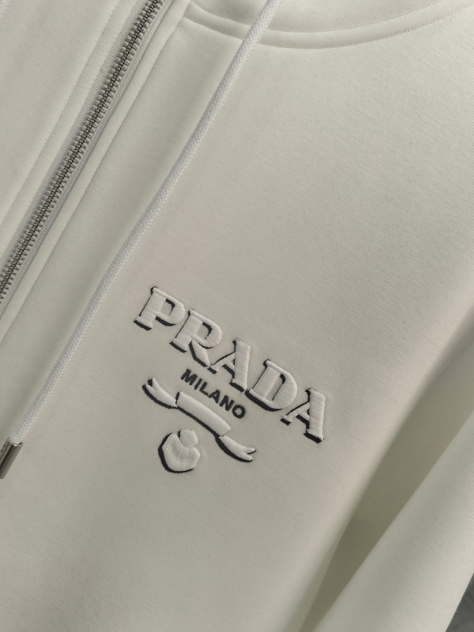 普拉达 2025秋冬最新爆款夹克外套 面料精选高支高密双股空气层长绒棉 手感超级舒服 logo精选全进口