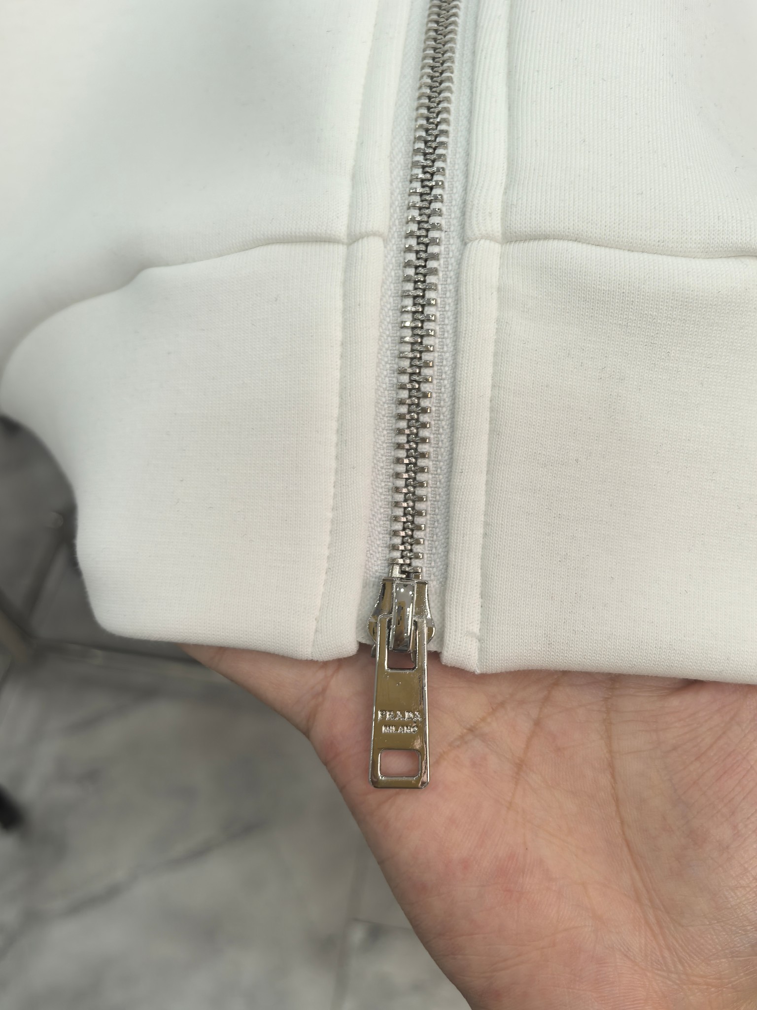 普拉达 2025秋冬最新爆款夹克外套 面料精选高支高密双股空气层长绒棉 手感超级舒服 logo精选全进口