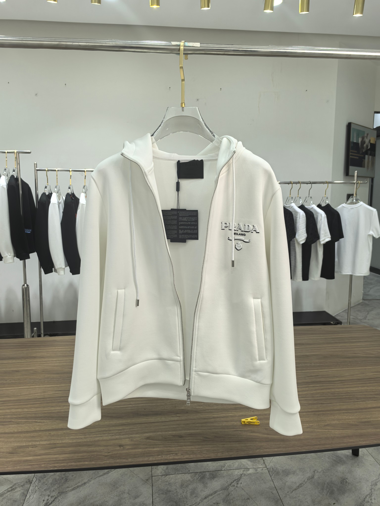 普拉达 2025秋冬最新爆款夹克外套 面料精选高支高密双股空气层长绒棉 手感超级舒服 logo精选全进口