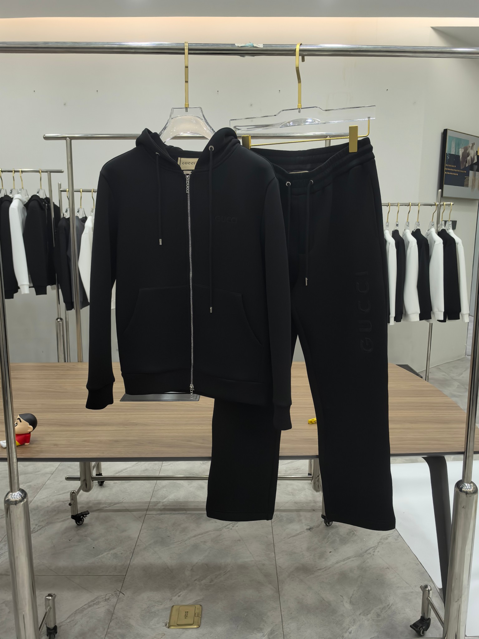 Gucci2025早秋新款休闲套装！专柜同步。细节精致高级，品牌logo压胶高级感满满。定织面料更显年轻