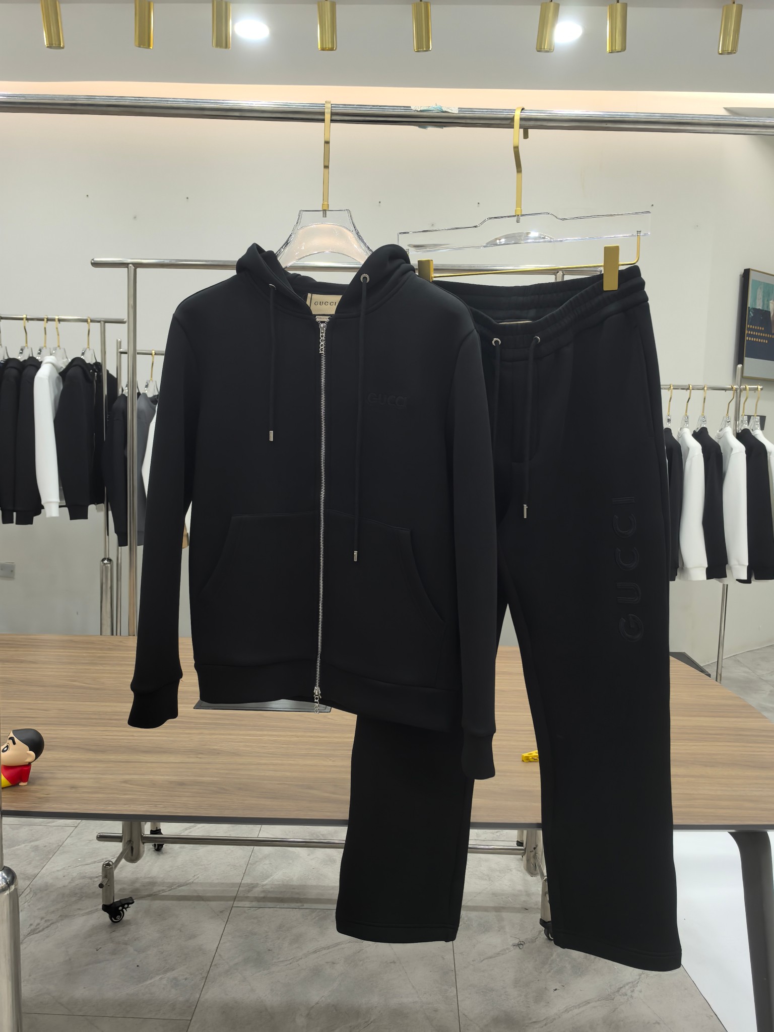 Gucci2025早秋新款休闲套装！专柜同步。细节精致高级，品牌logo压胶高级感满满。定织面料更显年轻