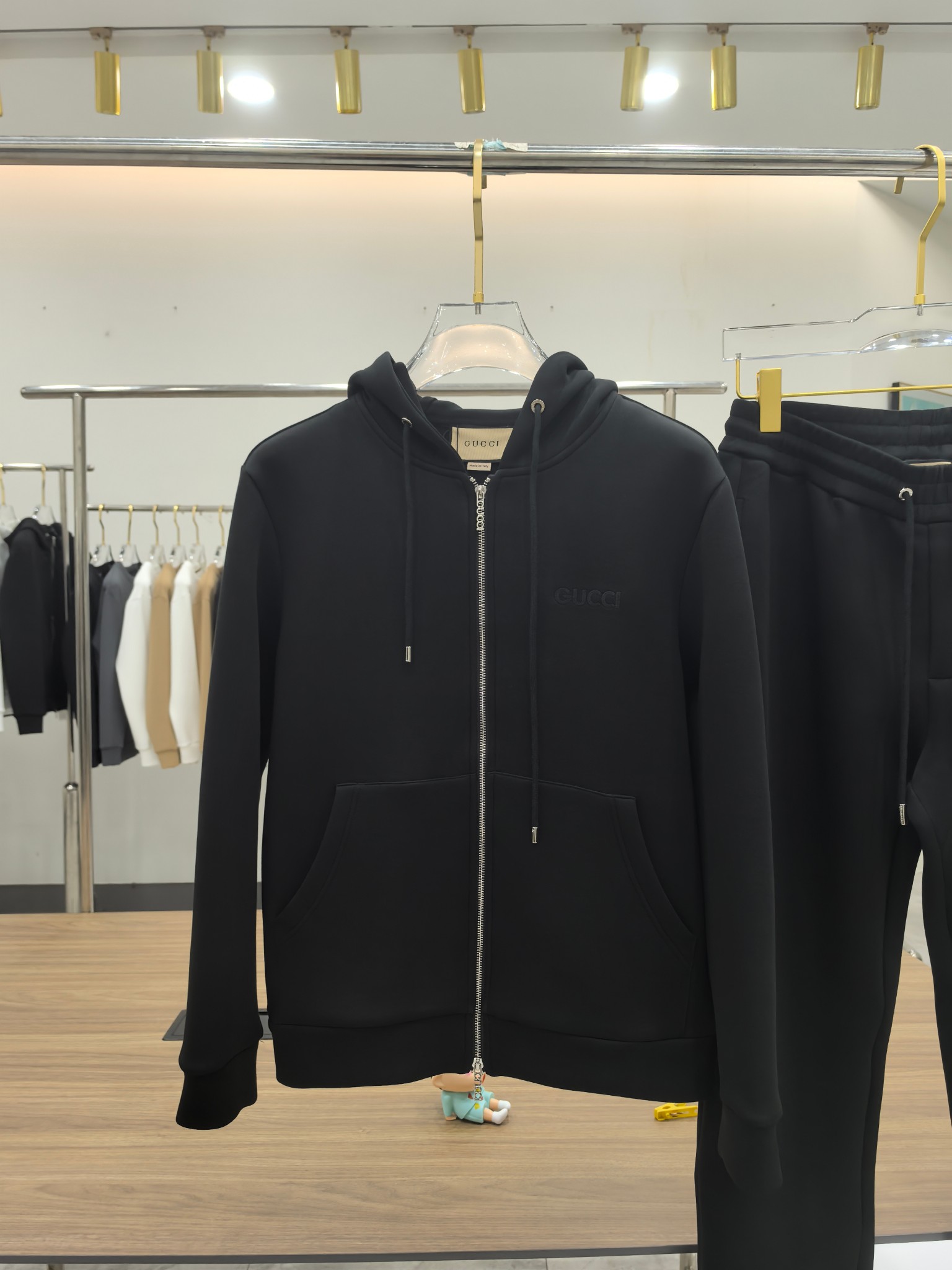 Gucci2025早秋新款休闲套装！专柜同步。细节精致高级，品牌logo压胶高级感满满。定织面料更显年轻